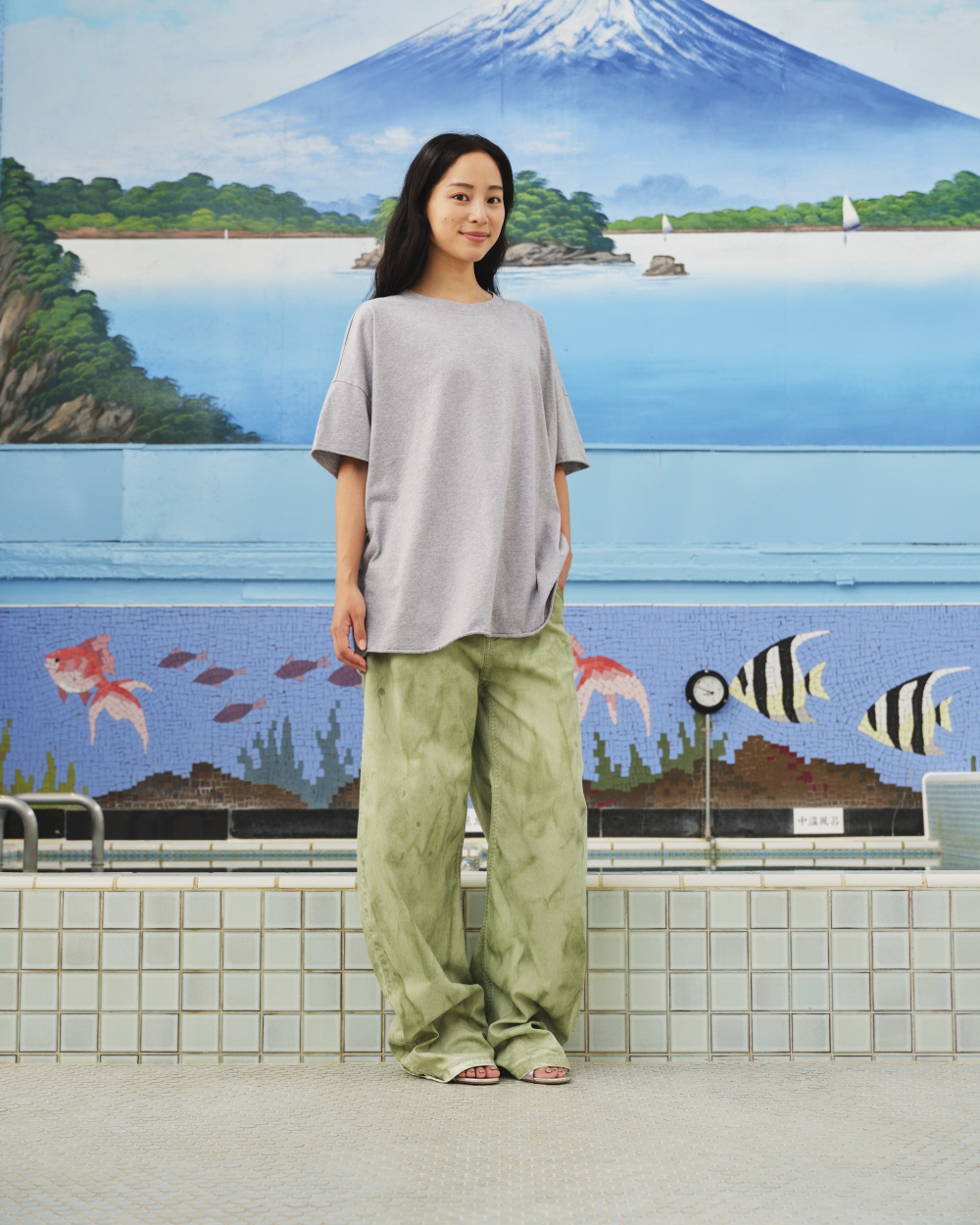 https://www.seamehappy.be/wp-content/uploads/2025/01/Sea-Me-Happy-Gigi-Tee-grey-melange-Nolita-Pants-Jeans-sage-green-front2.jpg
