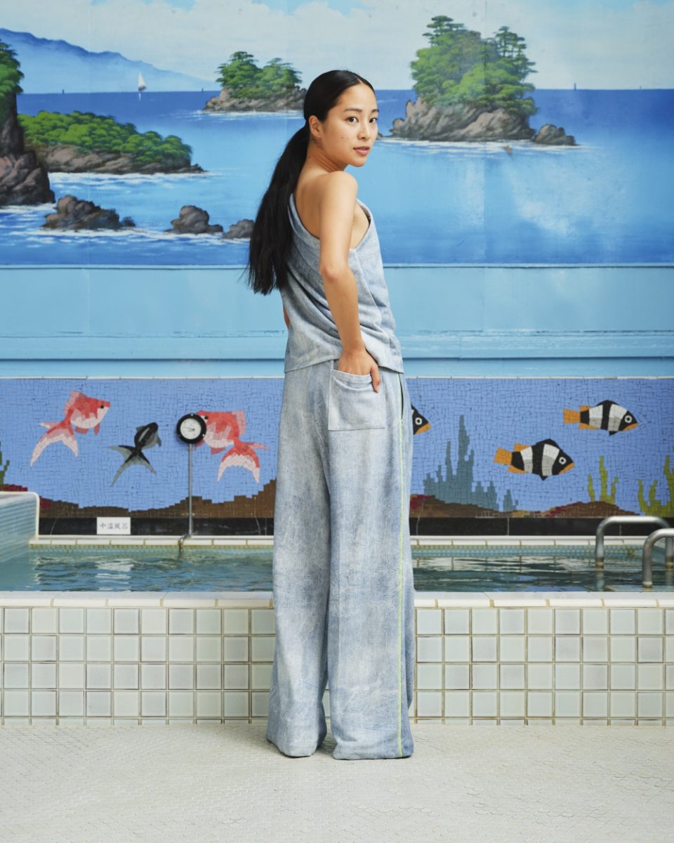https://www.seamehappy.be/wp-content/uploads/2025/01/Sea-Me-Happy-Julie-Top-Denim-Jersey-Bruce-Pants-Denim-Jersey-back2-960x1200.jpg