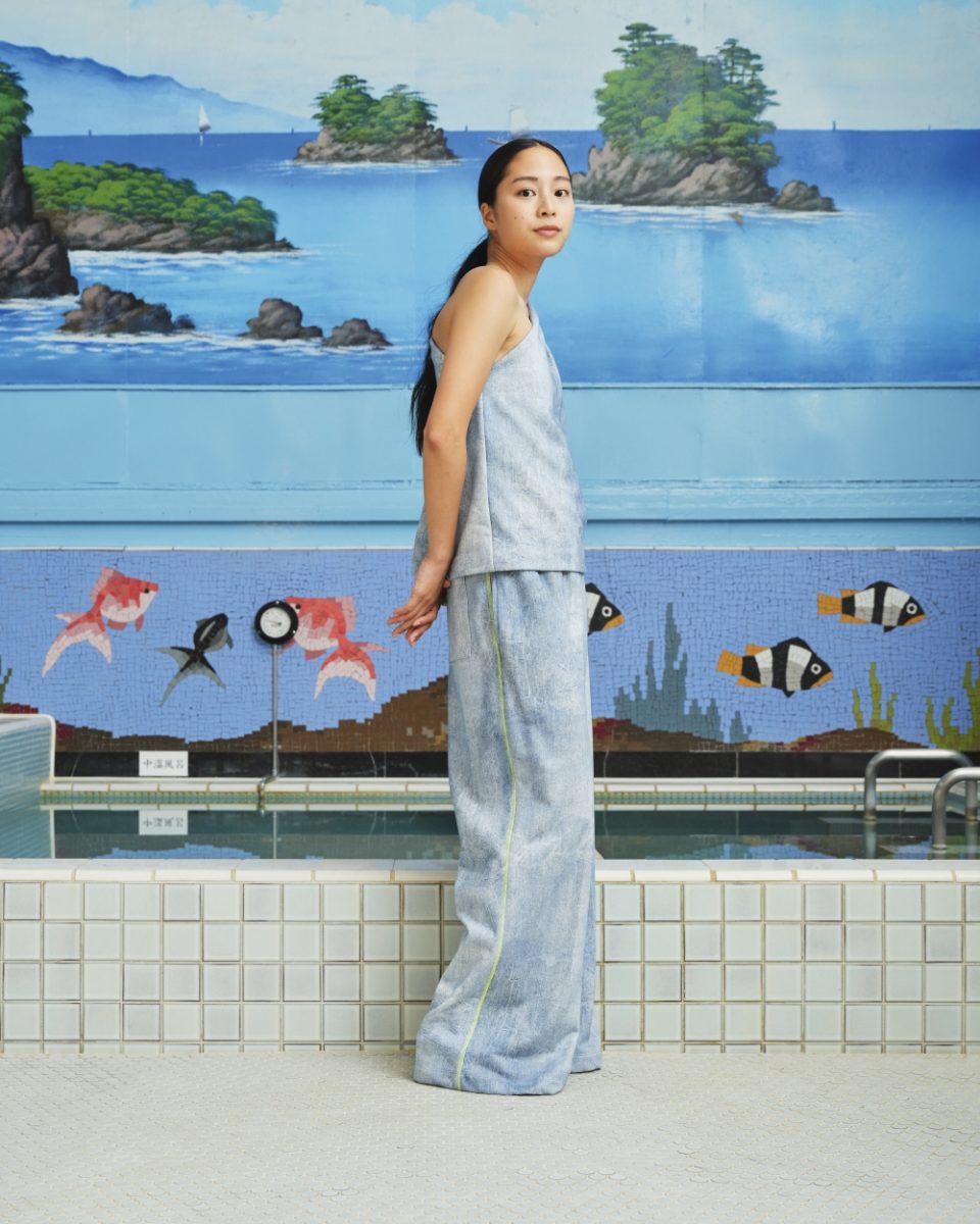 https://www.seamehappy.be/wp-content/uploads/2025/01/Sea-Me-Happy-Julie-Top-Denim-Jersey-Bruce-Pants-Denim-Jersey-side-960x1200.jpg