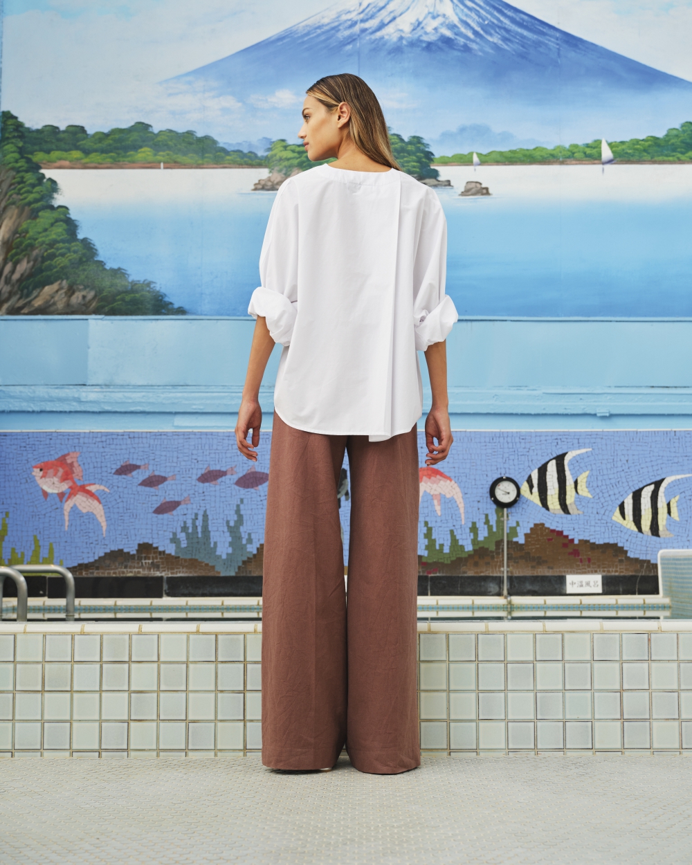 https://www.seamehappy.be/wp-content/uploads/2025/01/Sea-Me-Happy-Naka-Shirt-Poplin-white-Woody-Pants-Summer-Denim-cacao-back1.jpg