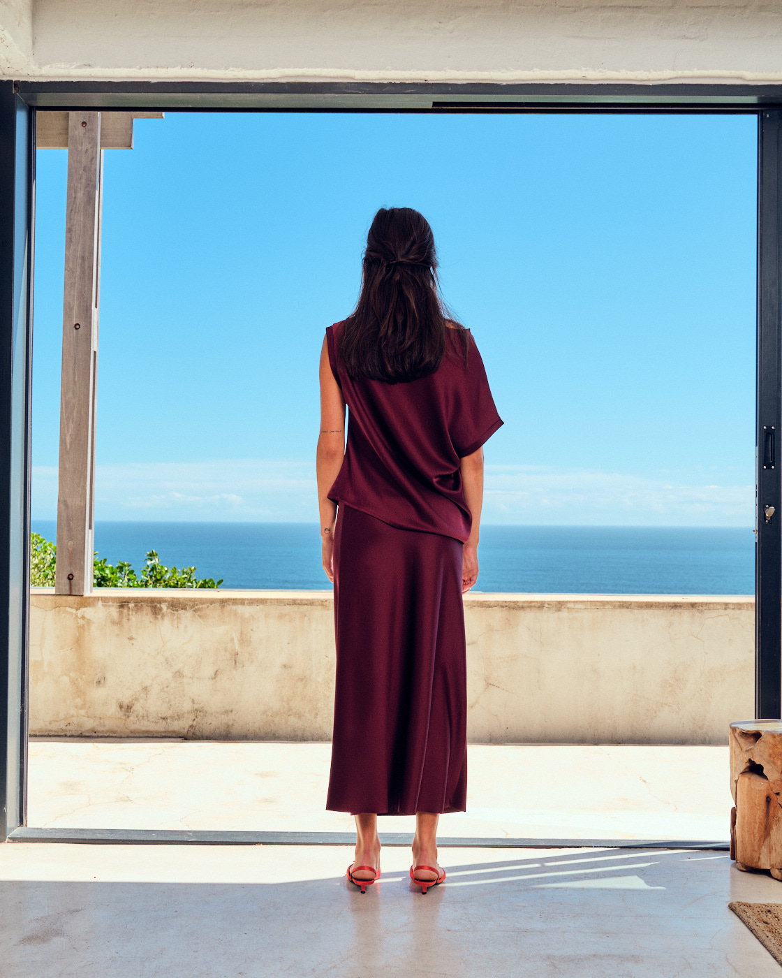 https://www.seamehappy.be/wp-content/uploads/2025/04/Sea-Me-Happy-Bridal-Avery-Top-Saskia-Skirt-Satin-cabernet-back-8293.jpg