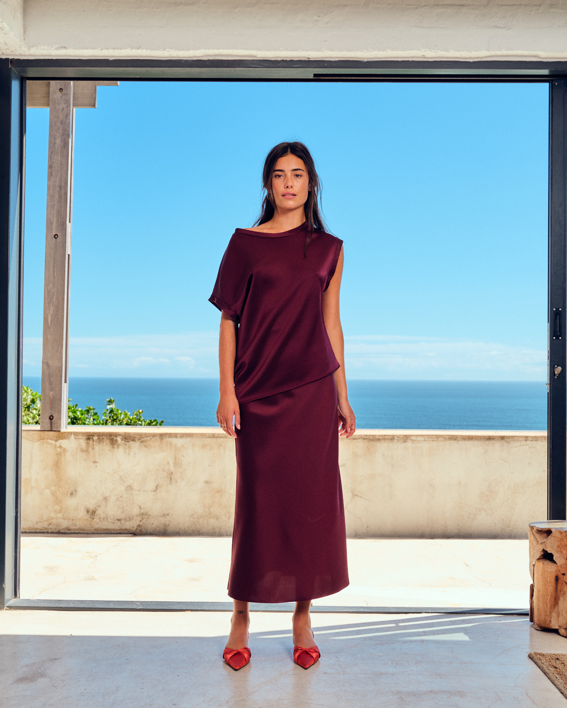 https://www.seamehappy.be/wp-content/uploads/2025/04/Sea-Me-Happy-Bridal-Avery-Top-Saskia-Skirt-Satin-cabernet-front2-8294.jpg