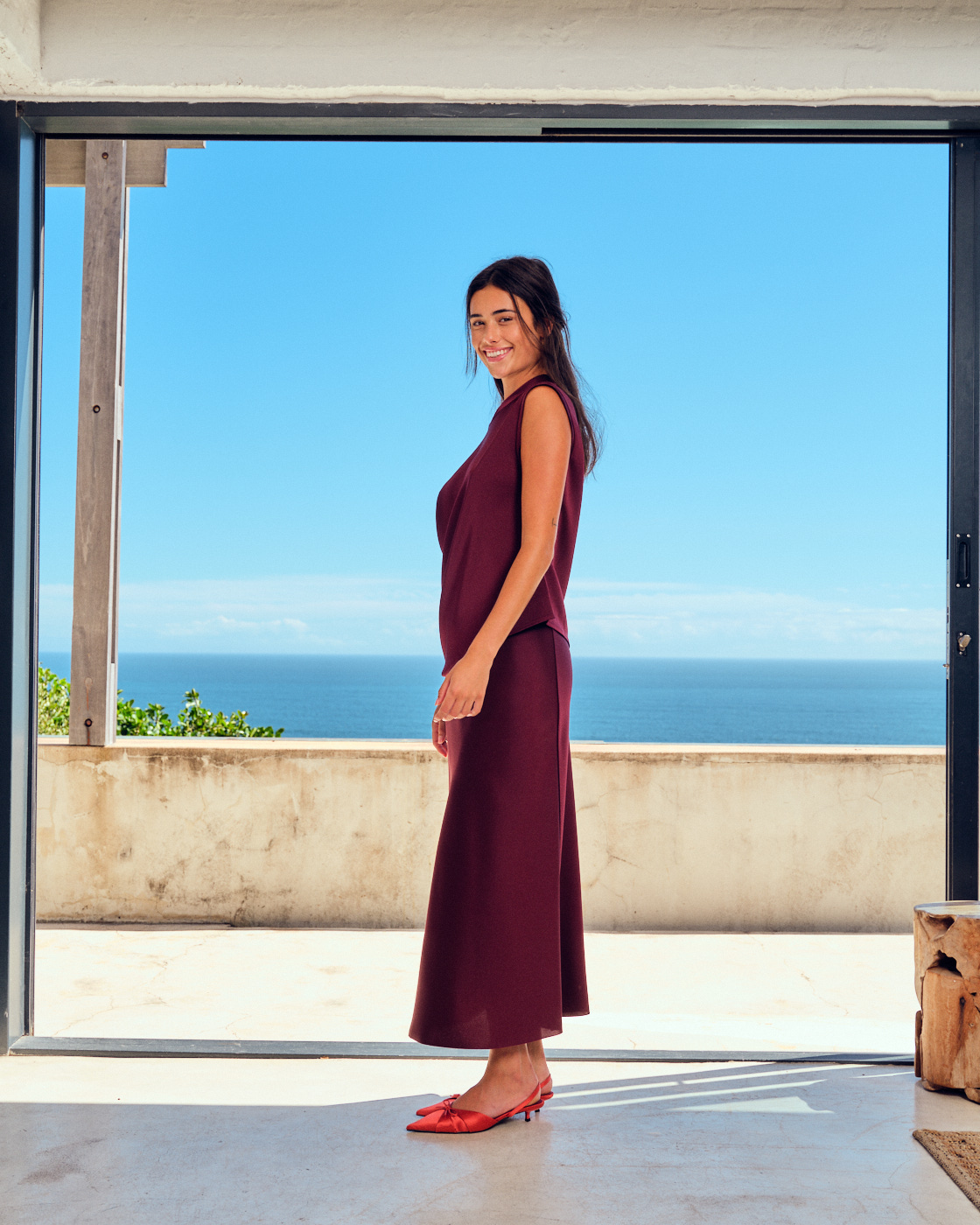https://www.seamehappy.be/wp-content/uploads/2025/04/Sea-Me-Happy-Bridal-Avery-Top-Saskia-Skirt-Satin-cabernet-side-8295.jpg