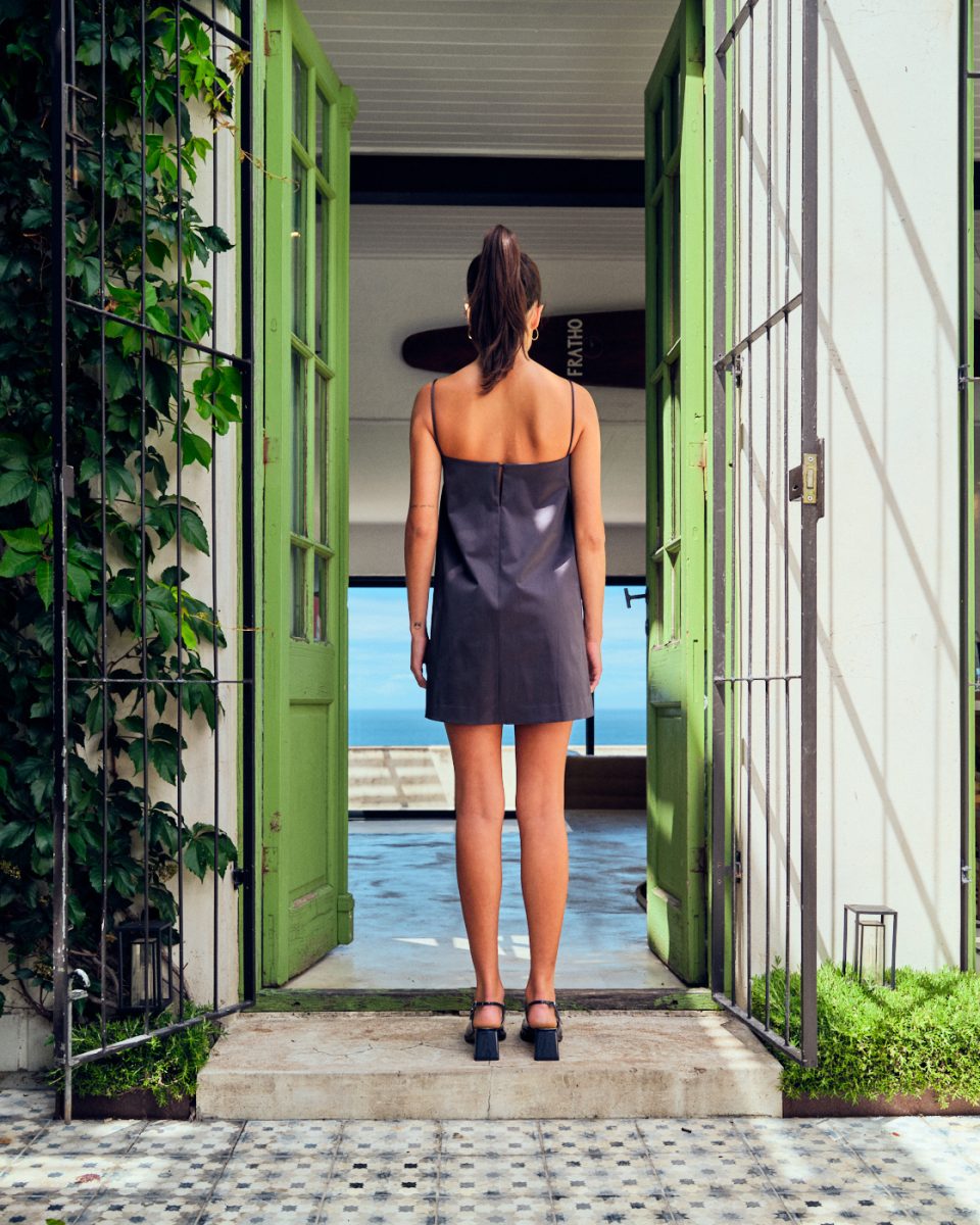https://www.seamehappy.be/wp-content/uploads/2025/04/Sea-Me-Happy-Bridal-Cassares-Dress-Shiny-Cotton-black-back-6777-960x1200.jpg