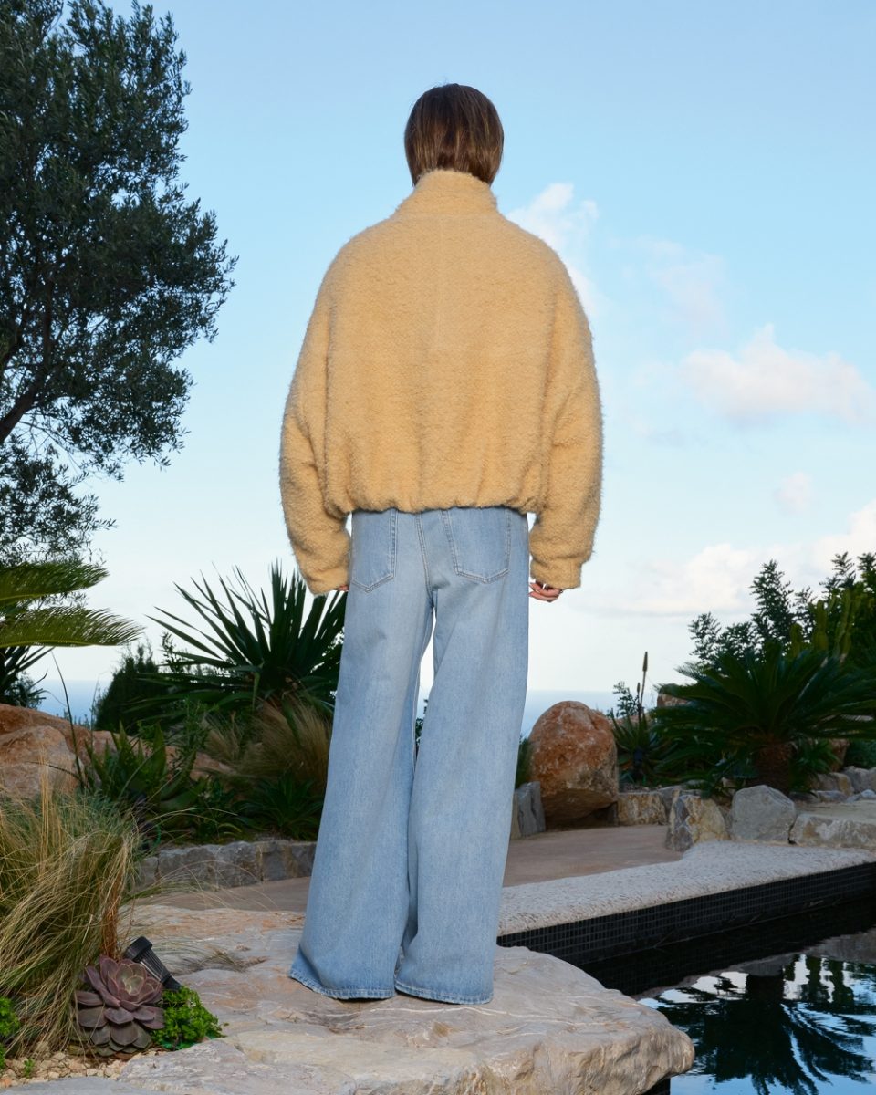 https://www.seamehappy.be/wp-content/uploads/2025/07/Sea-Me-Happy-Billy-Bomber-Cozy-Wool-honey-Super-Woody-Jeans-medium-washed-back-7677-960x1200.jpg