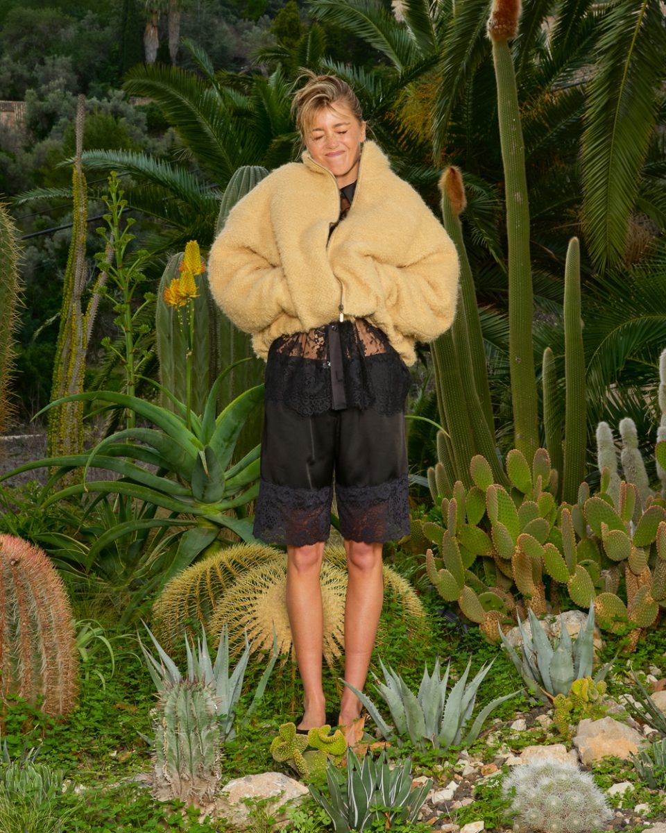 https://www.seamehappy.be/wp-content/uploads/2025/07/Sea-Me-Happy-Billy-Bomber-Cozy-Wool-honey-Tyson-Shorts-Lace-Satin-black_black-fun-7796-960x1200.jpg