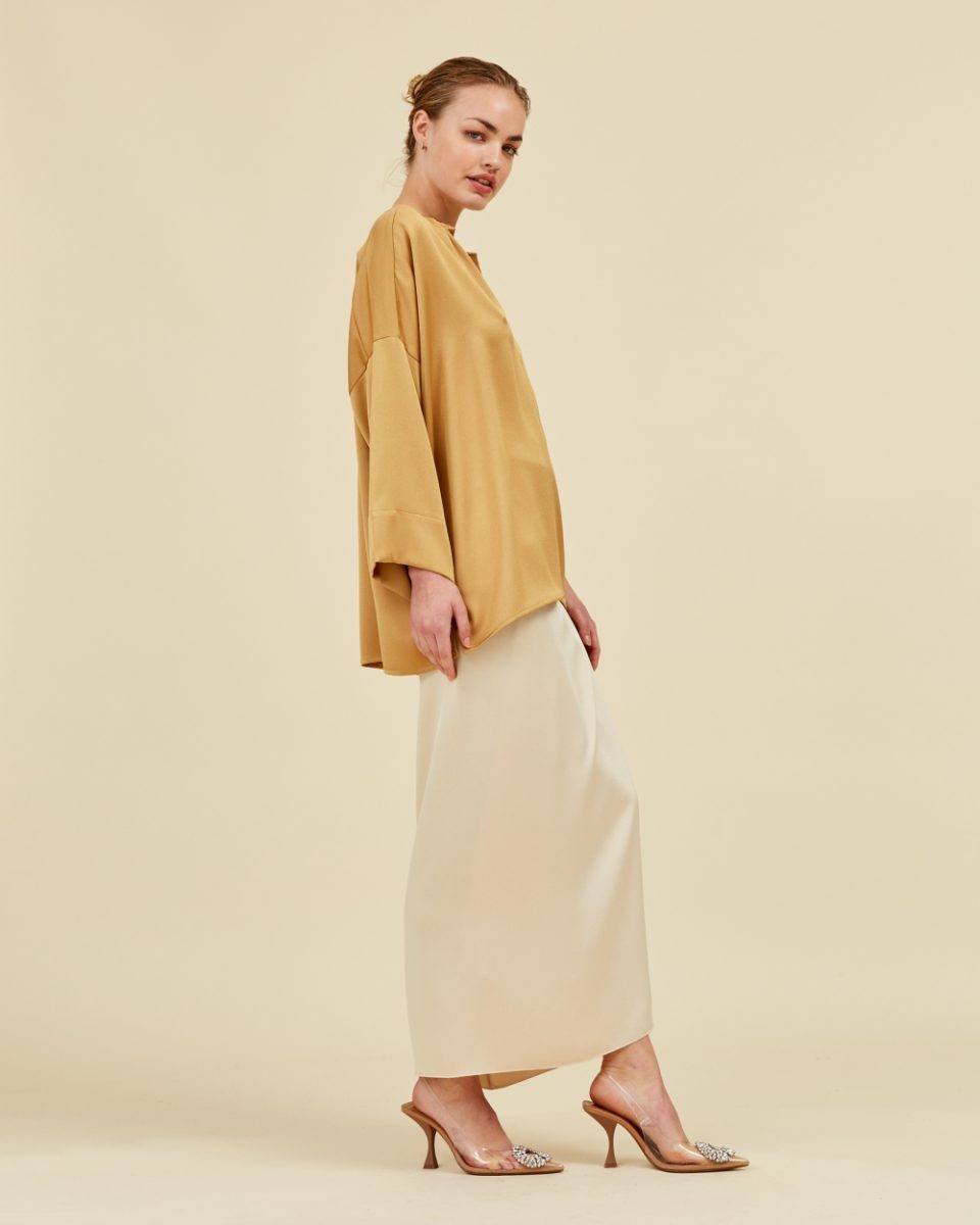 https://www.seamehappy.be/wp-content/uploads/2025/07/Sea-Me-Happy-Charly-blouse-gold-Hailey-skirt-ivory-side-2-1682-960x1200.jpg