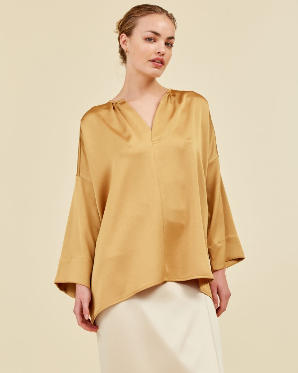 https://www.seamehappy.be/wp-content/uploads/2025/07/Sea-Me-Happy-Charly-blouse-gold-front-1681-960x1200.jpg