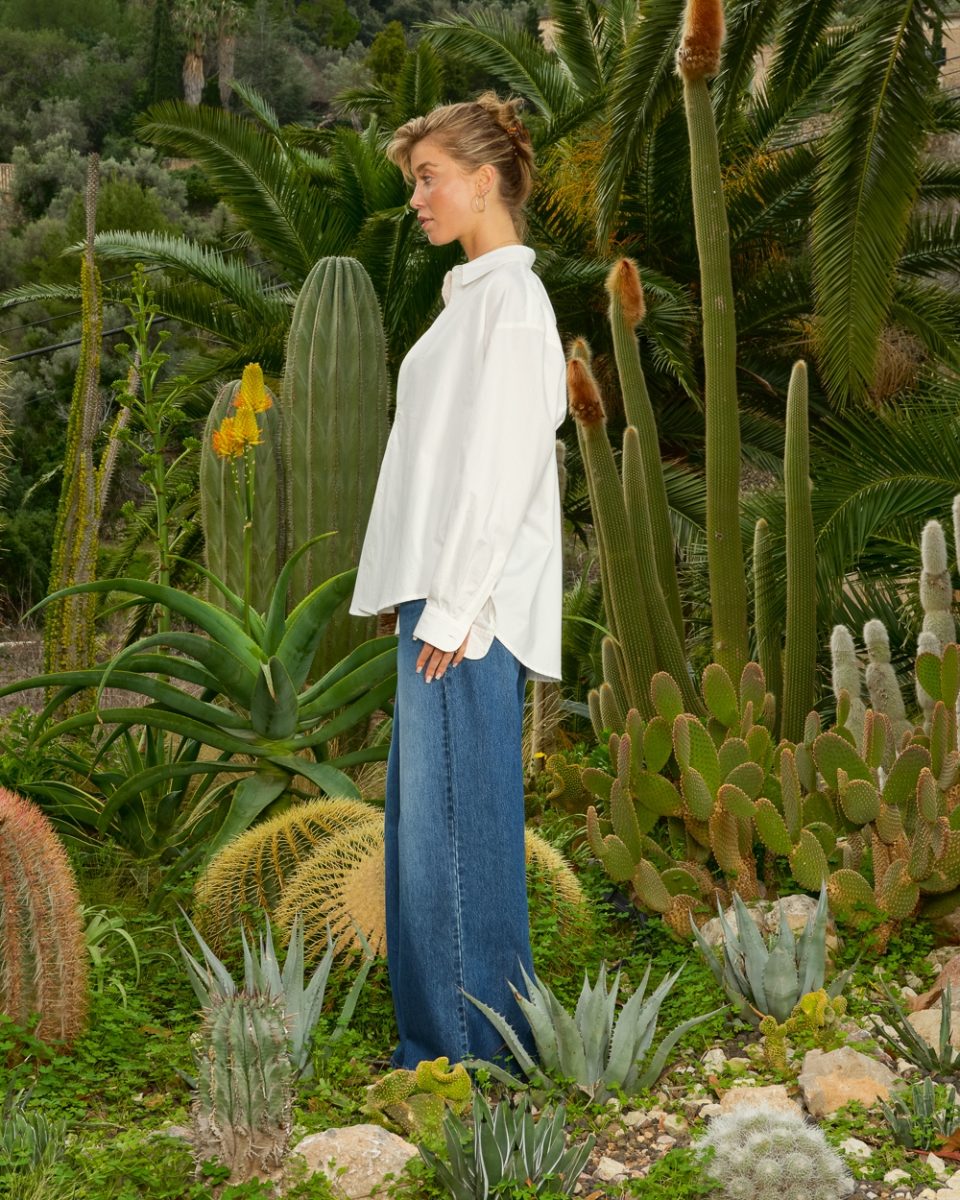 https://www.seamehappy.be/wp-content/uploads/2025/07/Sea-Me-Happy-Harvey-Shirt-Cotton-white-Woody-Pants-Jeans-dark-washed-side-7819-960x1200.jpg