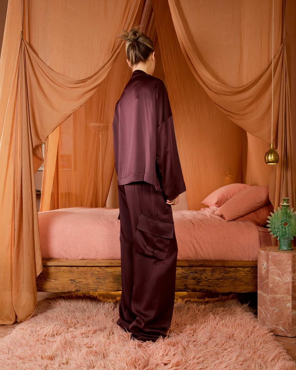 https://www.seamehappy.be/wp-content/uploads/2025/07/Sea-Me-Happy-Pamela-Blouse-Satin-brownie-Gisele-Pants-Satin-Pockets-brownie-back-7986.jpg