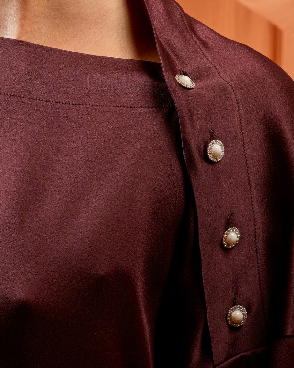 https://www.seamehappy.be/wp-content/uploads/2025/07/Sea-Me-Happy-Pamela-Blouse-Satin-brownie-detail-7987-960x1200.jpg