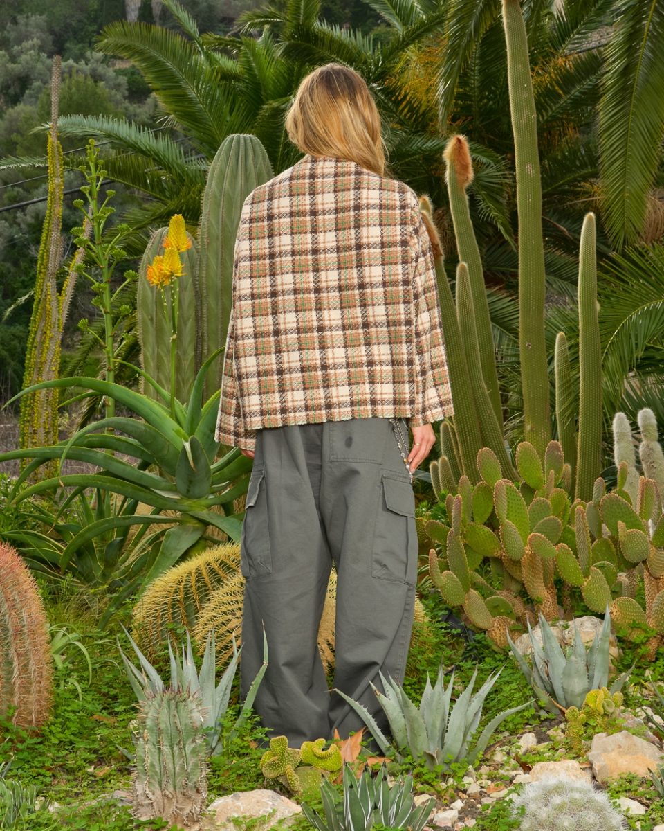 https://www.seamehappy.be/wp-content/uploads/2025/07/Sea-Me-Happy-Pamela-Top-Checked-Flanel-caramel-Romeo-Baggy-Pants-Cotton-dark-grey-back-7977-960x1200.jpg