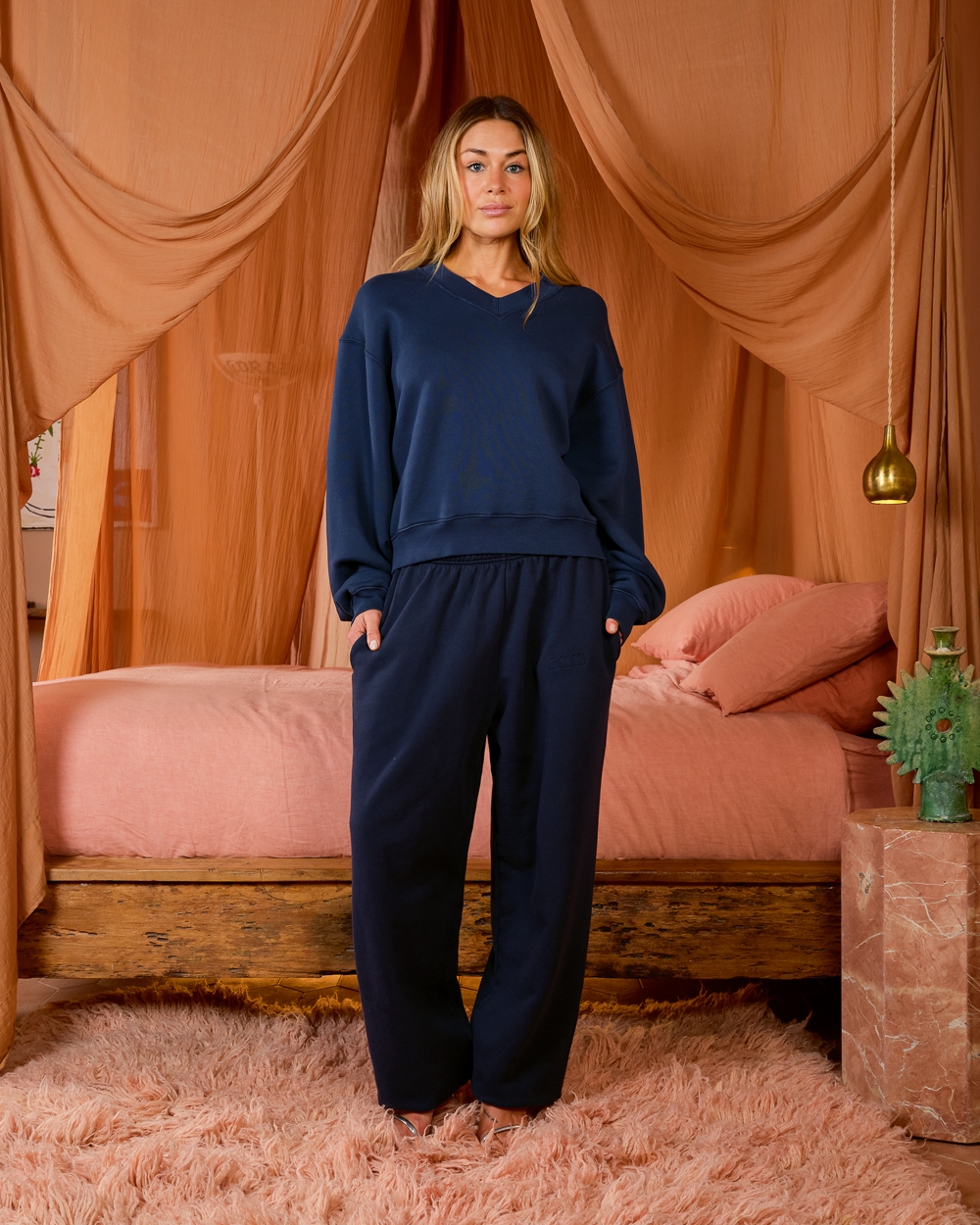 https://www.seamehappy.be/wp-content/uploads/2025/07/Sea-Me-Happy-Venus-Sweater-midnight-blue-Mighty-Sweatpants-midnight-blue-front2-8120.jpg