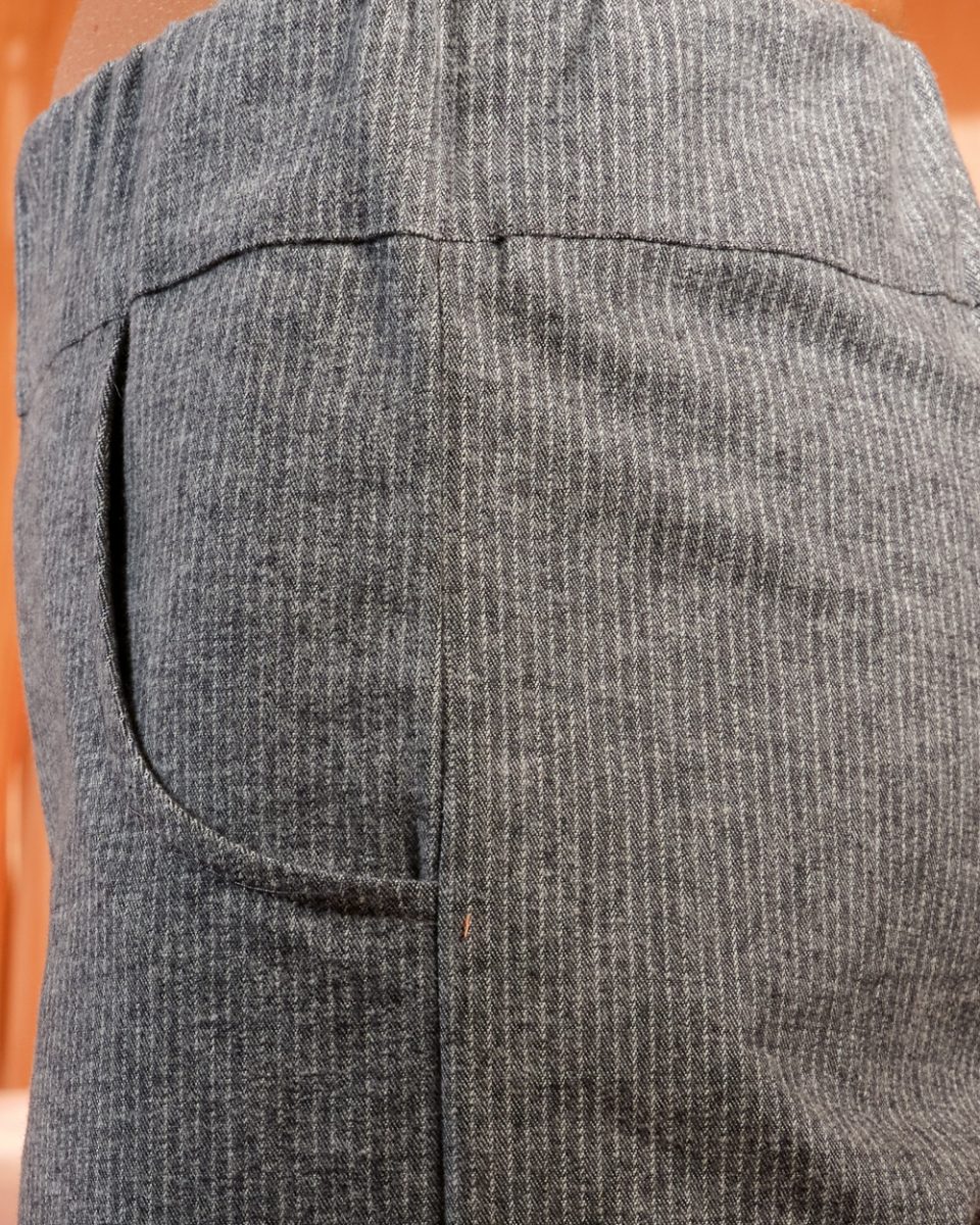 https://www.seamehappy.be/wp-content/uploads/2025/07/Sea-Me-Happy-Woody-Pants-Flanel-Cotton-Pin-Striped-grey-detail-8127-960x1200.jpg