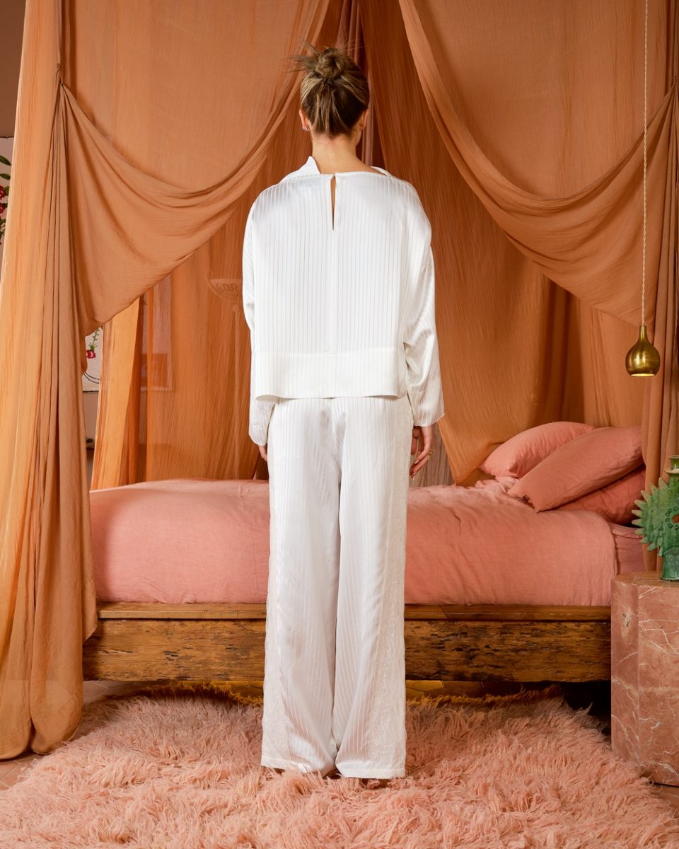https://www.seamehappy.be/wp-content/uploads/2025/07/Sea-Me-happy-Miso-Top-Longsleeve-Satin-Striped-off-white-Gisele-Pants-Satin-Lace-Striped-7455-960x1200.jpg
