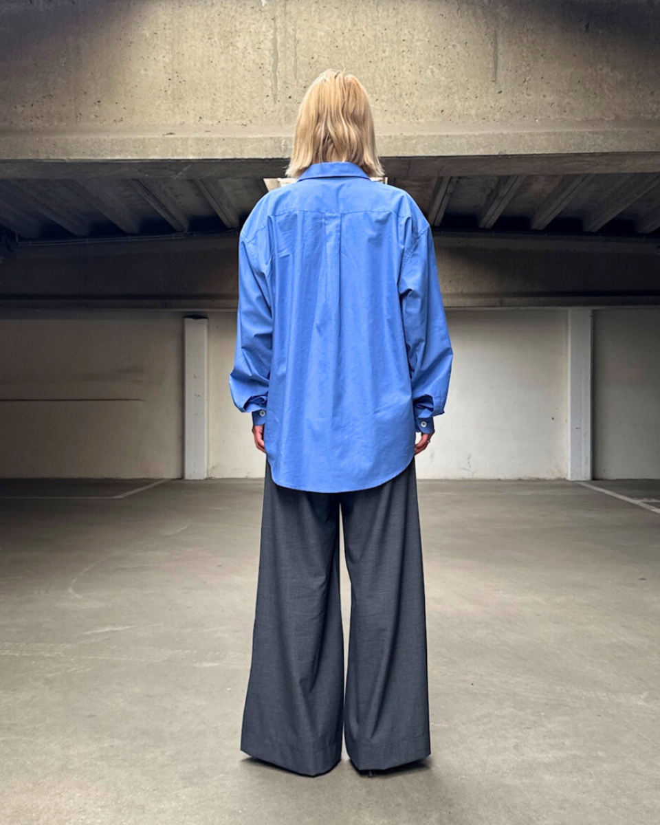 https://www.seamehappy.be/wp-content/uploads/2025/08/Sea-Me-Happy-HArvey-Shirt-Light-Cotton-blue-Super-Woody-Pants-Melange-Dark-grey-back-9727-960x1200.png