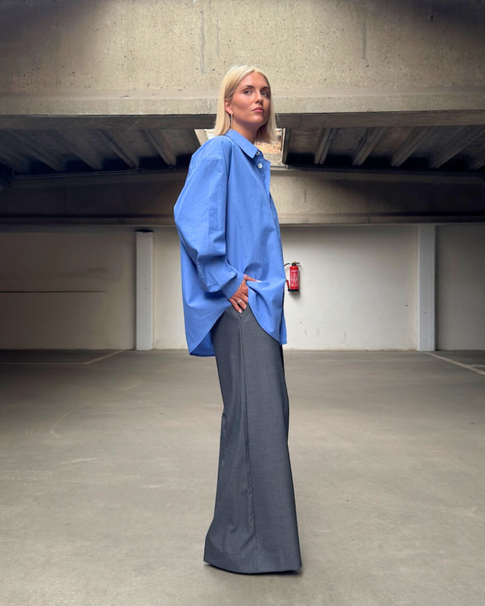 https://www.seamehappy.be/wp-content/uploads/2025/08/Sea-Me-Happy-HArvey-Shirt-Light-Cotton-blue-Super-Woody-Pants-Melange-Dark-grey-side-9725-960x1200.png