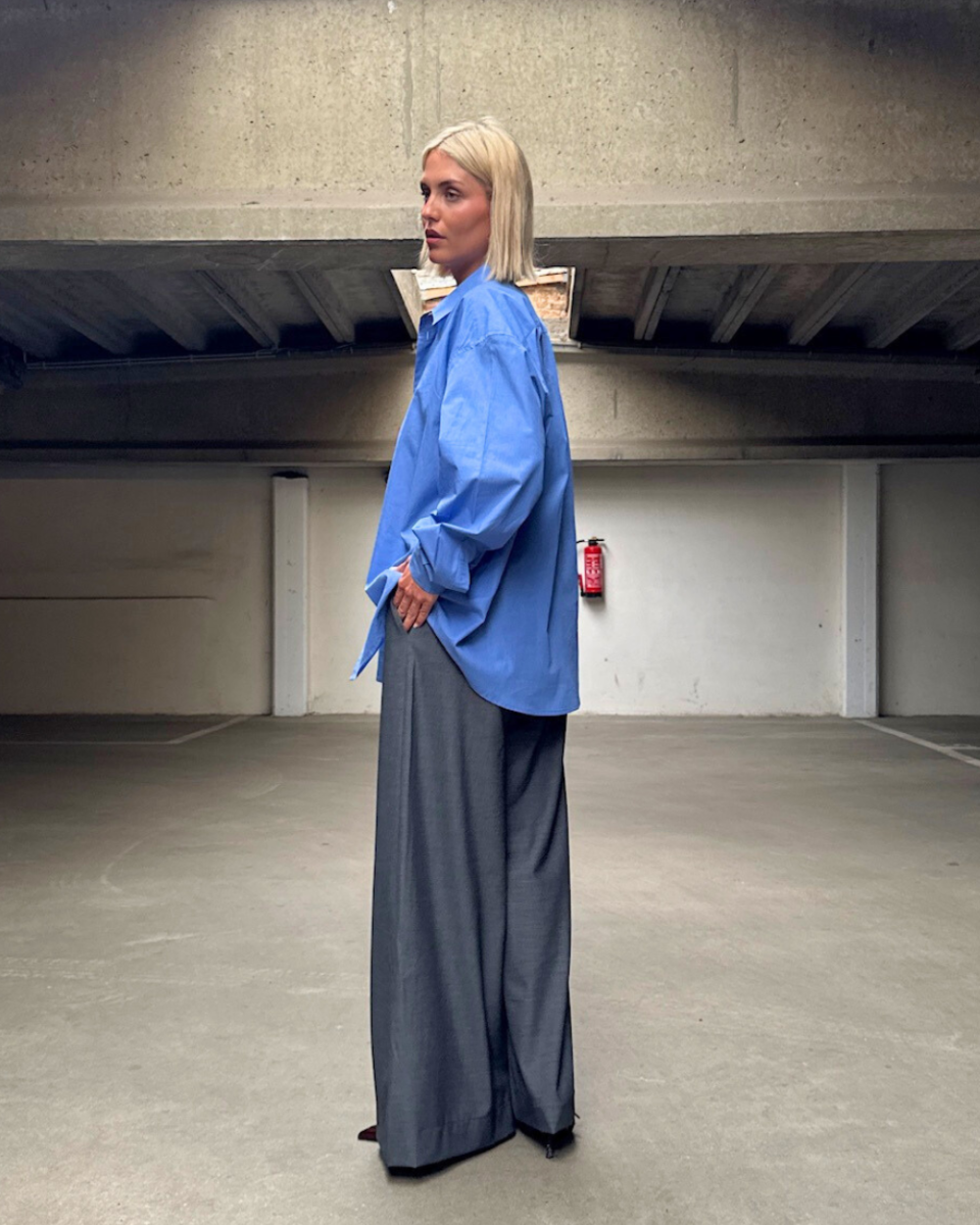 https://www.seamehappy.be/wp-content/uploads/2025/08/Sea-Me-Happy-HArvey-Shirt-Light-Cotton-blue-Super-Woody-Pants-Melange-Dark-grey-side2-9728-960x1200.png