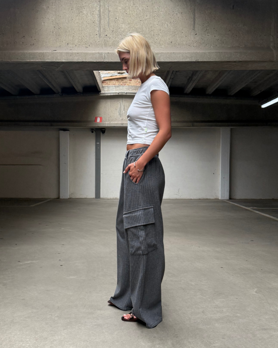 https://www.seamehappy.be/wp-content/uploads/2025/08/Sea-Me-Happy-Romeo-Pants-Flanel-Wool-Pin-Striped-dark-grey-side2-9746-960x1200.png