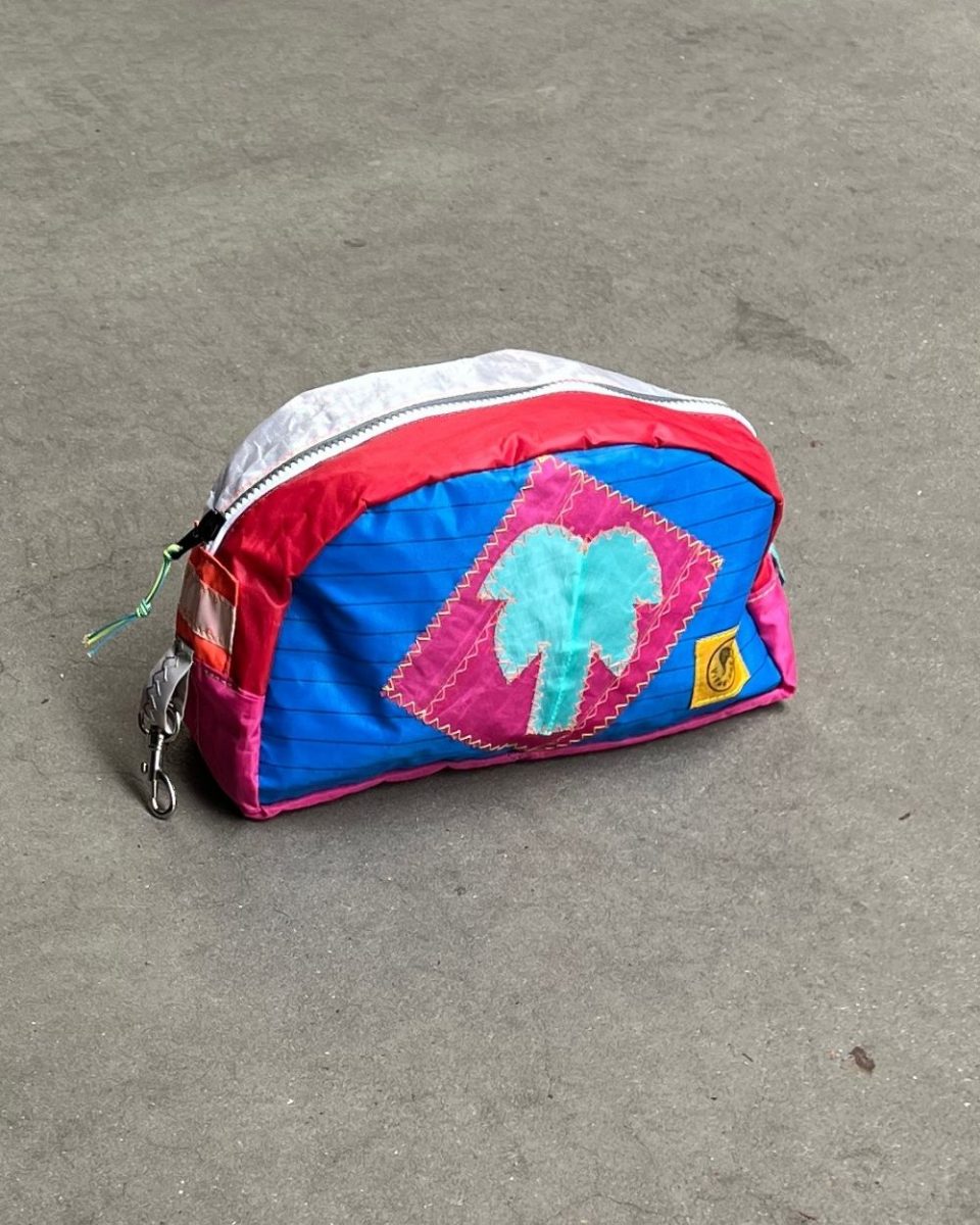 https://www.seamehappy.be/wp-content/uploads/2025/08/Sea-Me-Happy-Toilet-Bag-431-9841-960x1200.jpg