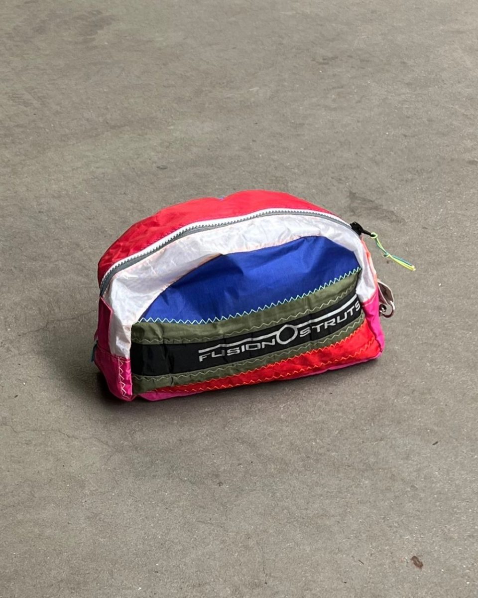 https://www.seamehappy.be/wp-content/uploads/2025/08/Sea-Me-Happy-Toilet-Bag-432-9842-960x1200.jpg