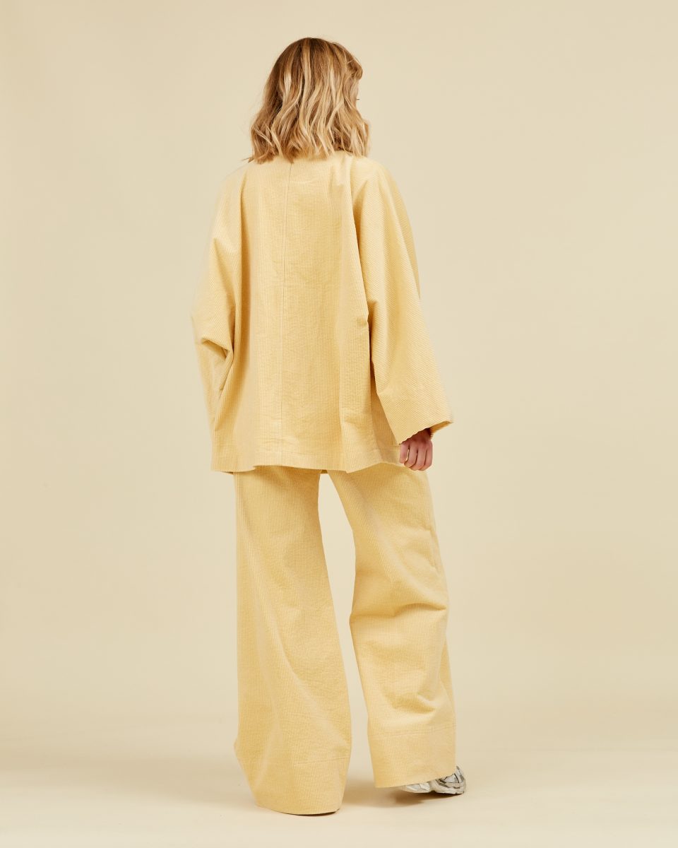 https://www.seamehappy.be/wp-content/uploads/2025/10/Sea-Me-Happy-Jamie-Vest-70s-yellow-back1-4334-960x1200.jpg