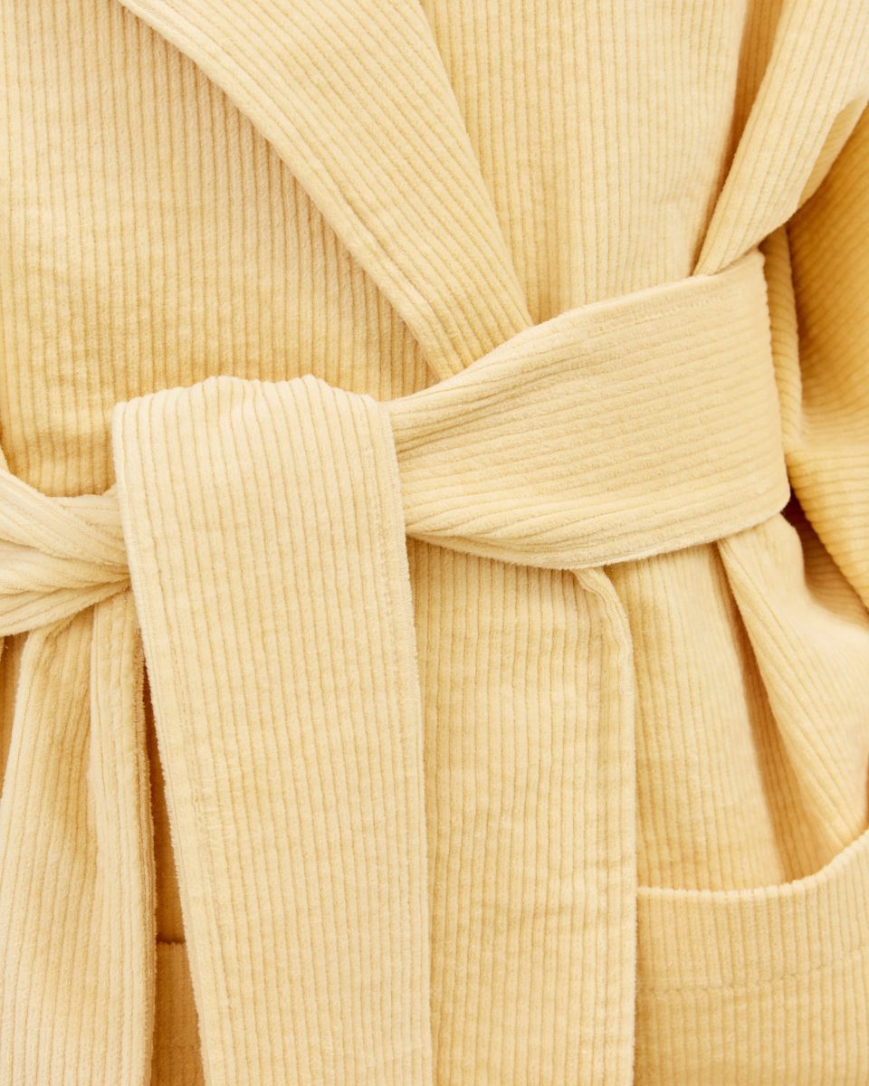 https://www.seamehappy.be/wp-content/uploads/2025/10/Sea-Me-Happy-Jamie-Vest-70s-yellow-closeup-4333-960x1200.jpg
