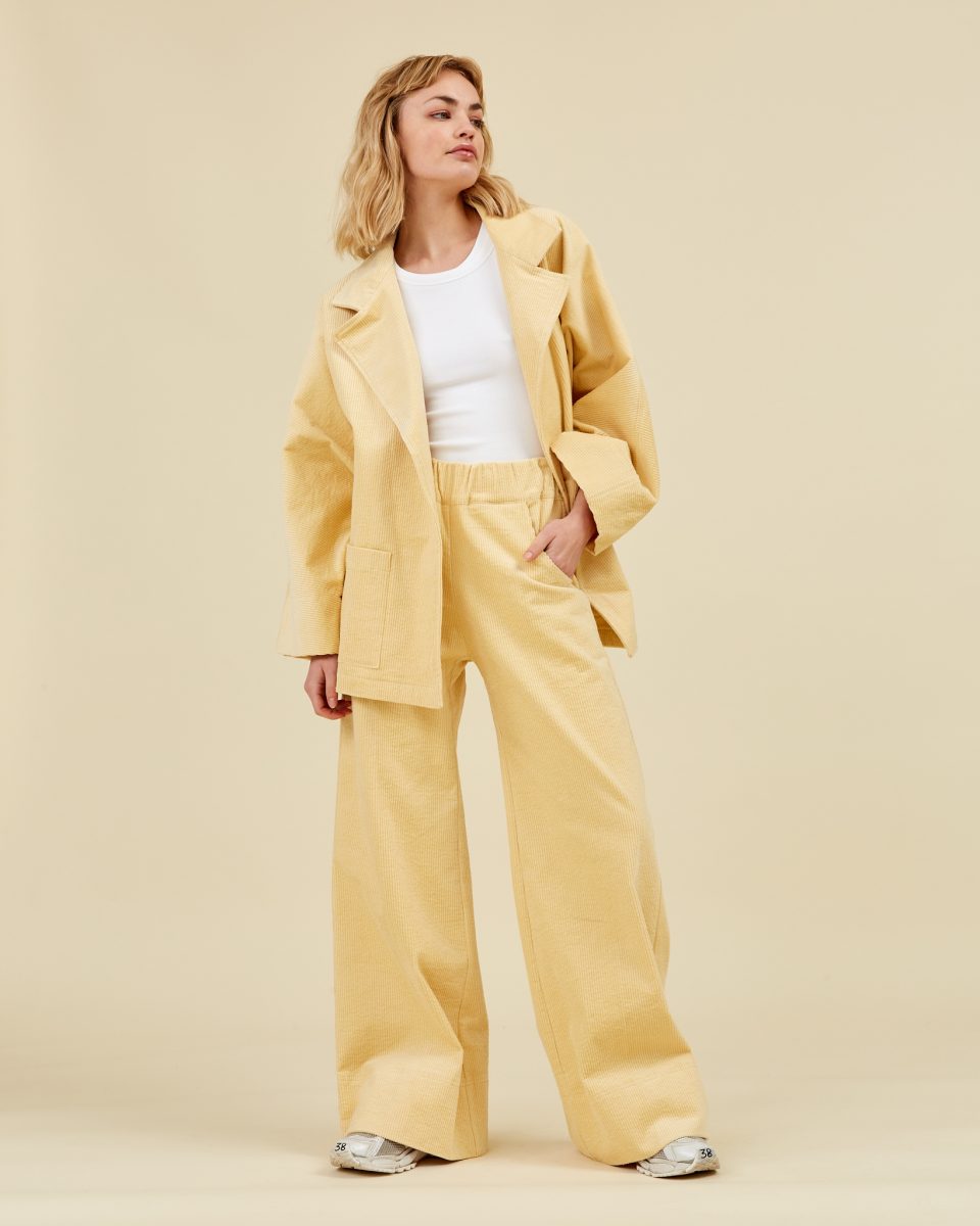 https://www.seamehappy.be/wp-content/uploads/2025/10/Sea-Me-Happy-Jamie-Vest-70s-yellow-front1-4332-960x1200.jpg