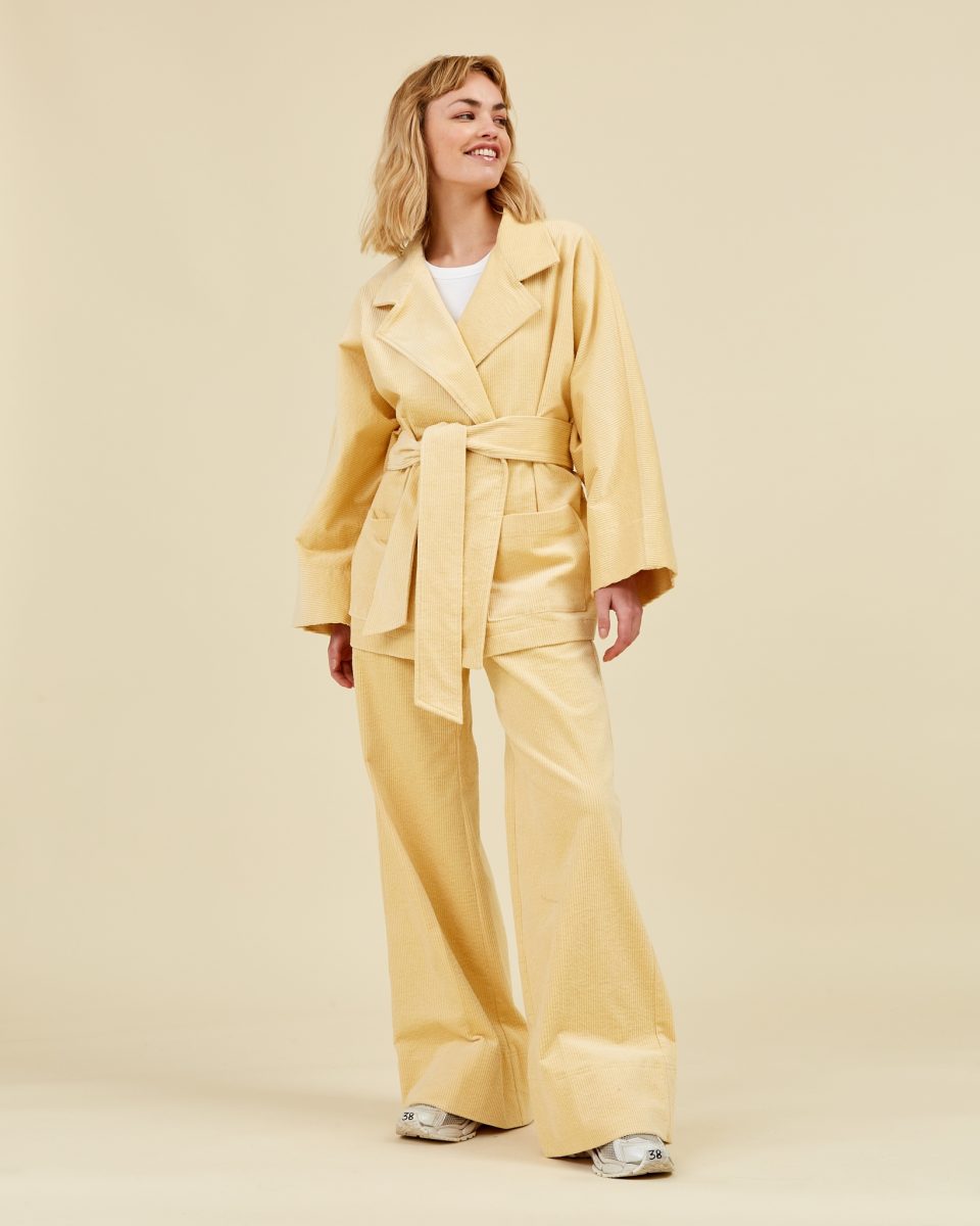 https://www.seamehappy.be/wp-content/uploads/2025/10/Sea-Me-Happy-Jamie-Vest-70s-yellow-side1-4336-960x1200.jpg