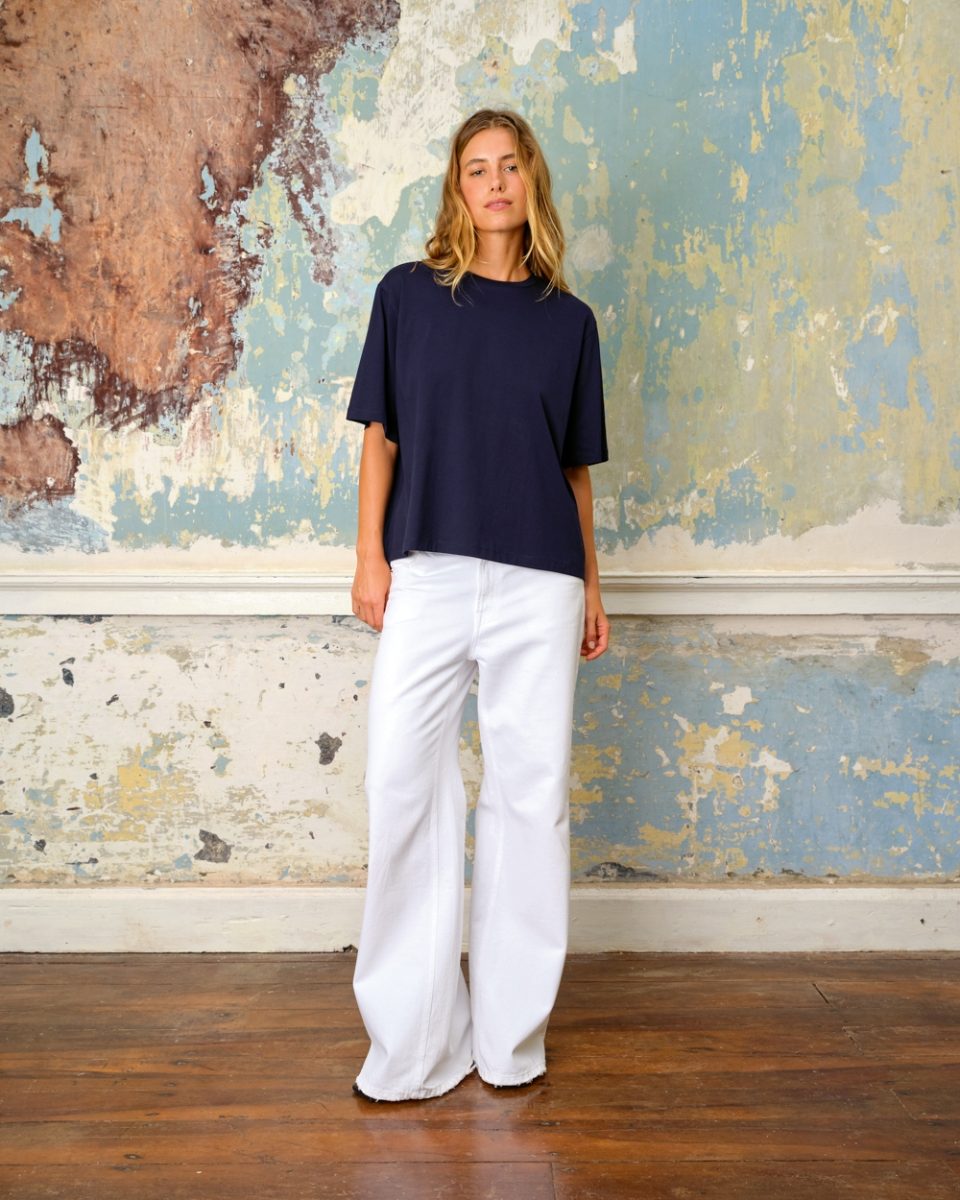 https://www.seamehappy.be/wp-content/uploads/2026/01/Sea-Me-Happy-Archie-Tee-night-blue-Woody-Pants-destressed-white-front-9550-960x1200.jpg