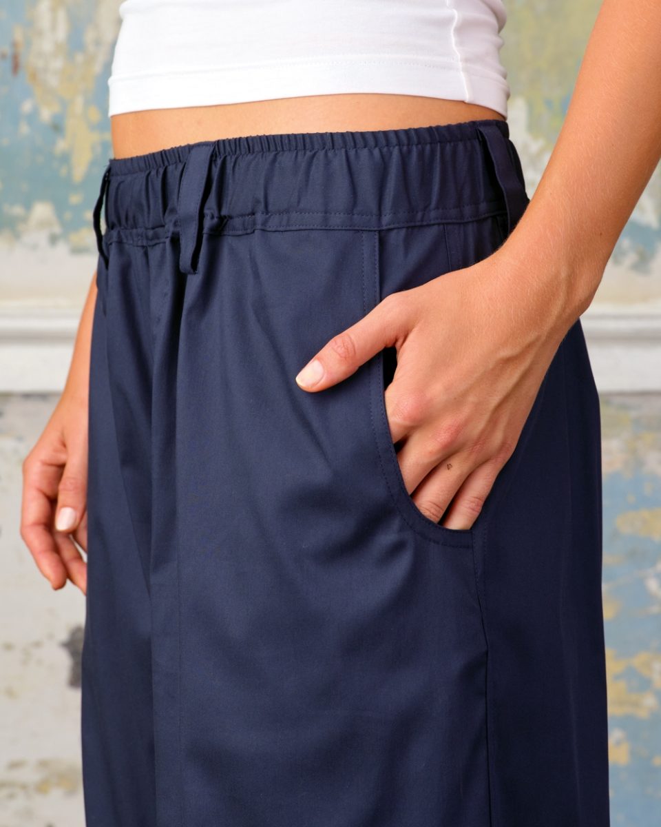 https://www.seamehappy.be/wp-content/uploads/2026/01/Sea-Me-Happy-Chuck-Pants-Satin-Crepe-night-blue-detail-8907-960x1200.jpg