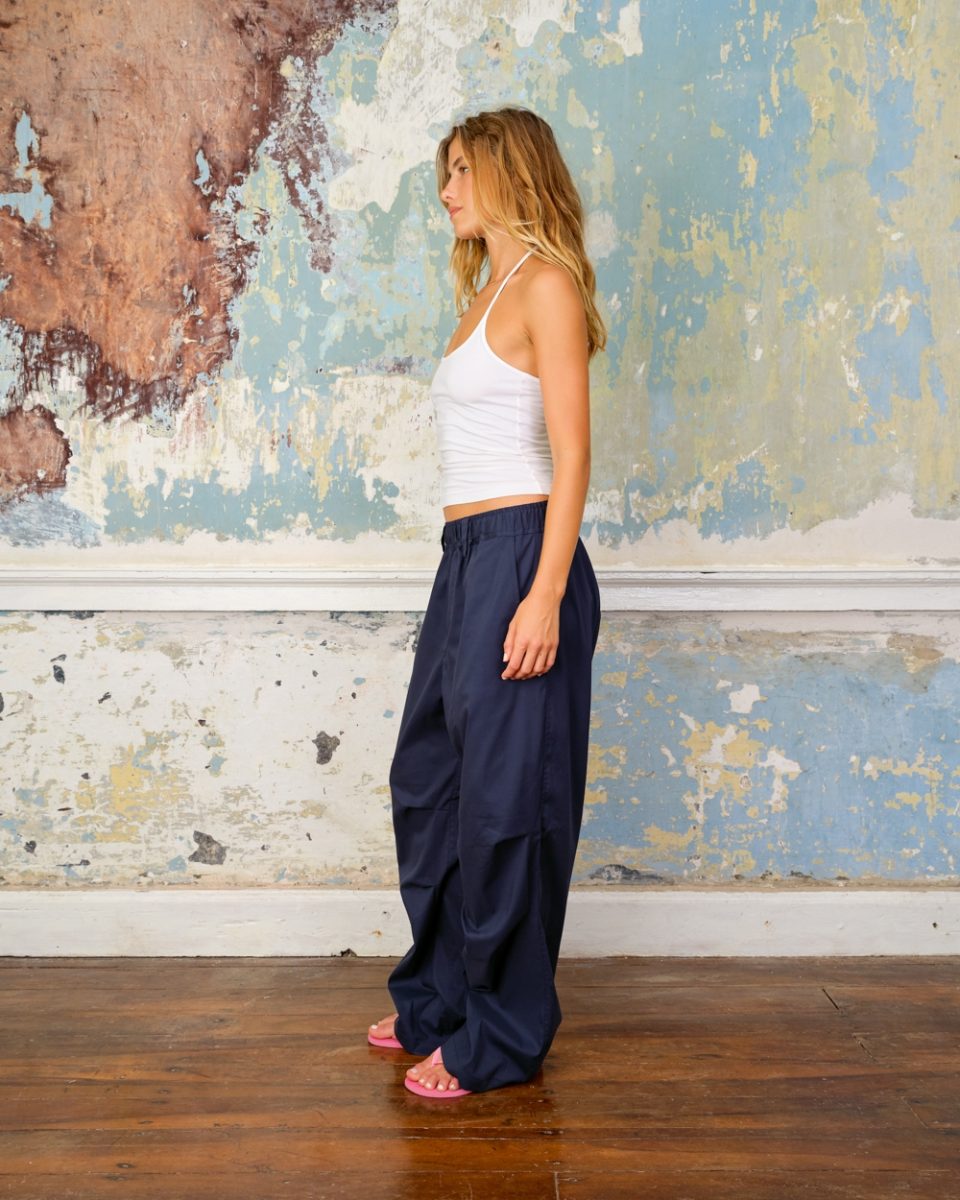 https://www.seamehappy.be/wp-content/uploads/2026/01/Sea-Me-Happy-Chuck-Pants-Satin-Crepe-night-blue-side-8908-960x1200.jpg