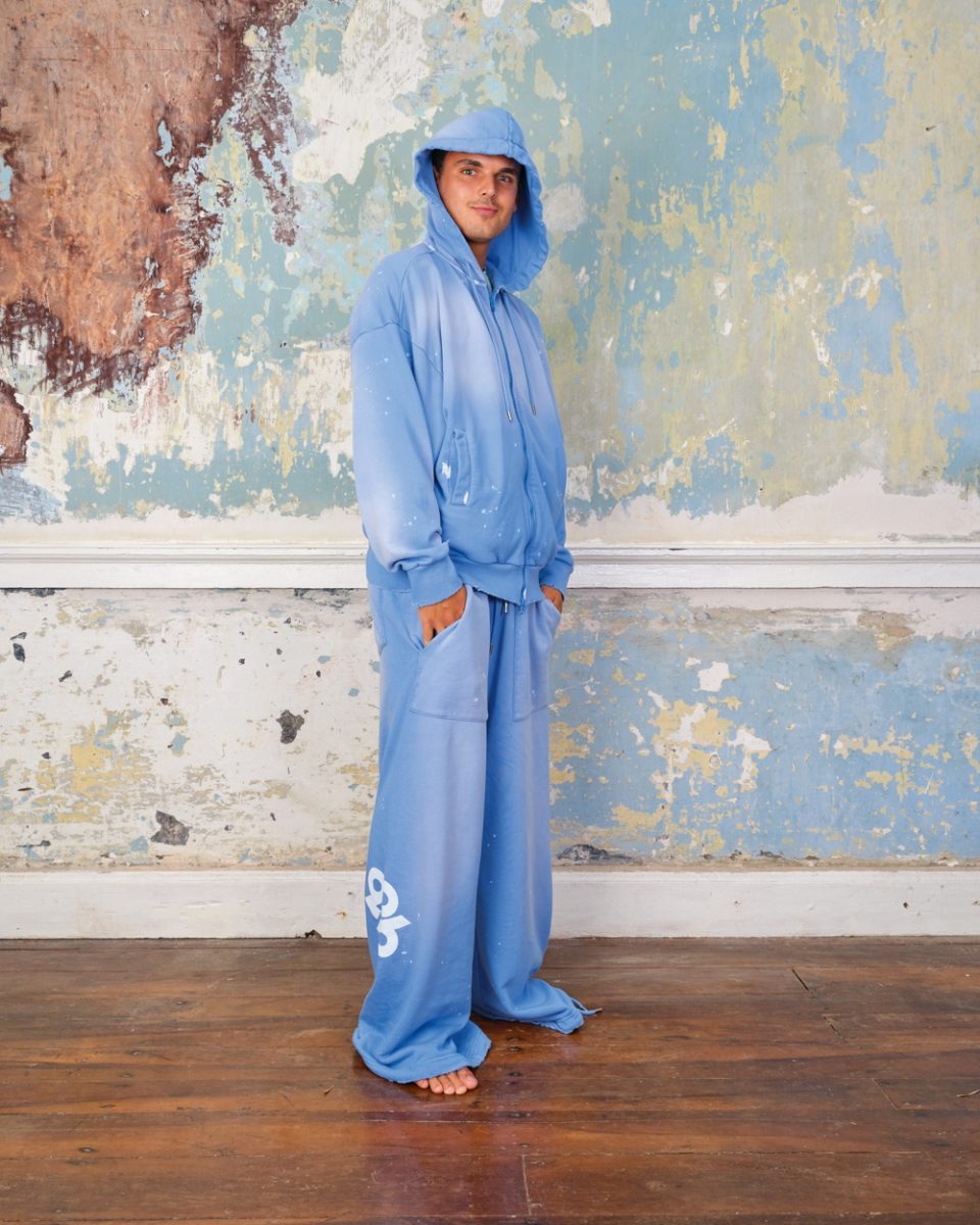 https://www.seamehappy.be/wp-content/uploads/2026/01/Sea-Me-Happy-Malibu-Hoodie-Washed-Destressed-blue-front3-9212-960x1200.jpg