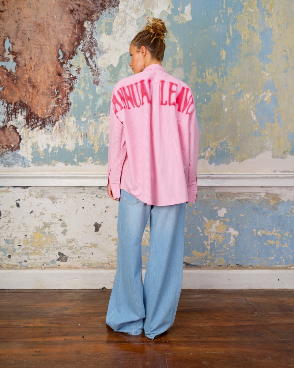 https://www.seamehappy.be/wp-content/uploads/2026/01/Sea-Me-Happy-Poppy-Shirt-Annual-Leave-pink-back1-9643-960x1200.jpg