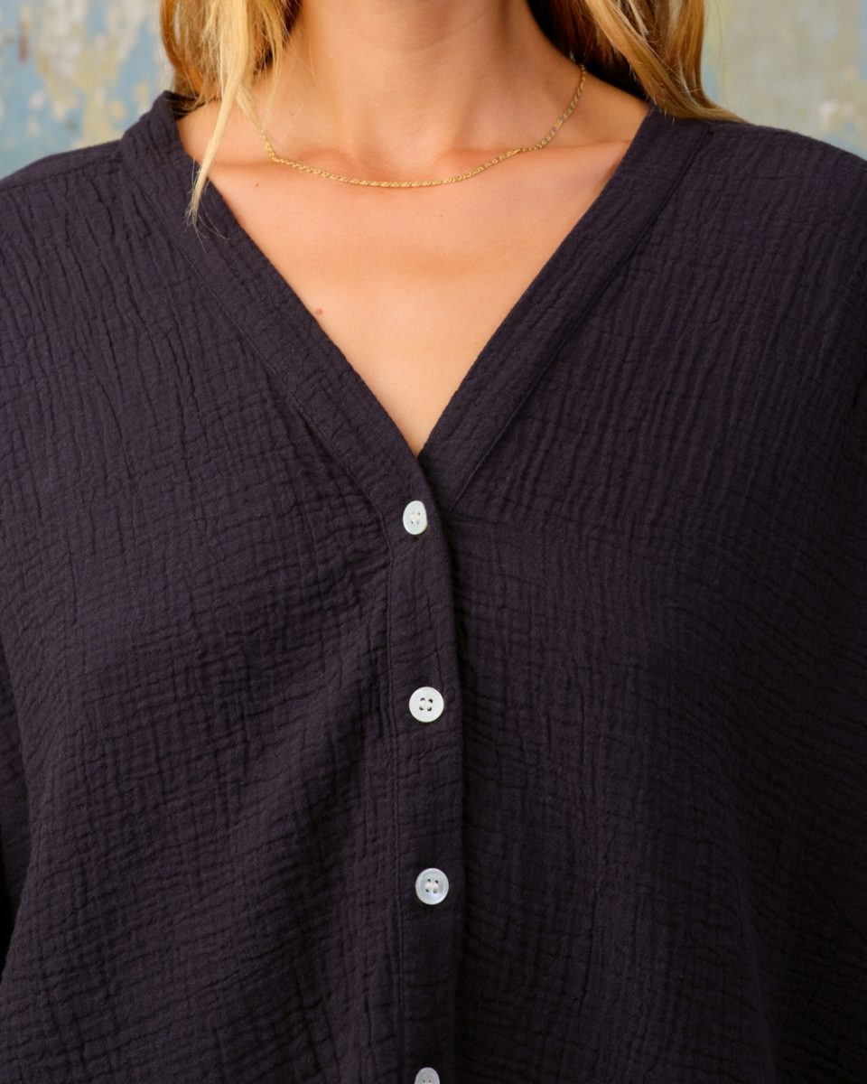 https://www.seamehappy.be/wp-content/uploads/2026/01/Sea-Me-Happy-Vanuatu-Top-Lightweight-black-detail-9517-960x1200.jpg