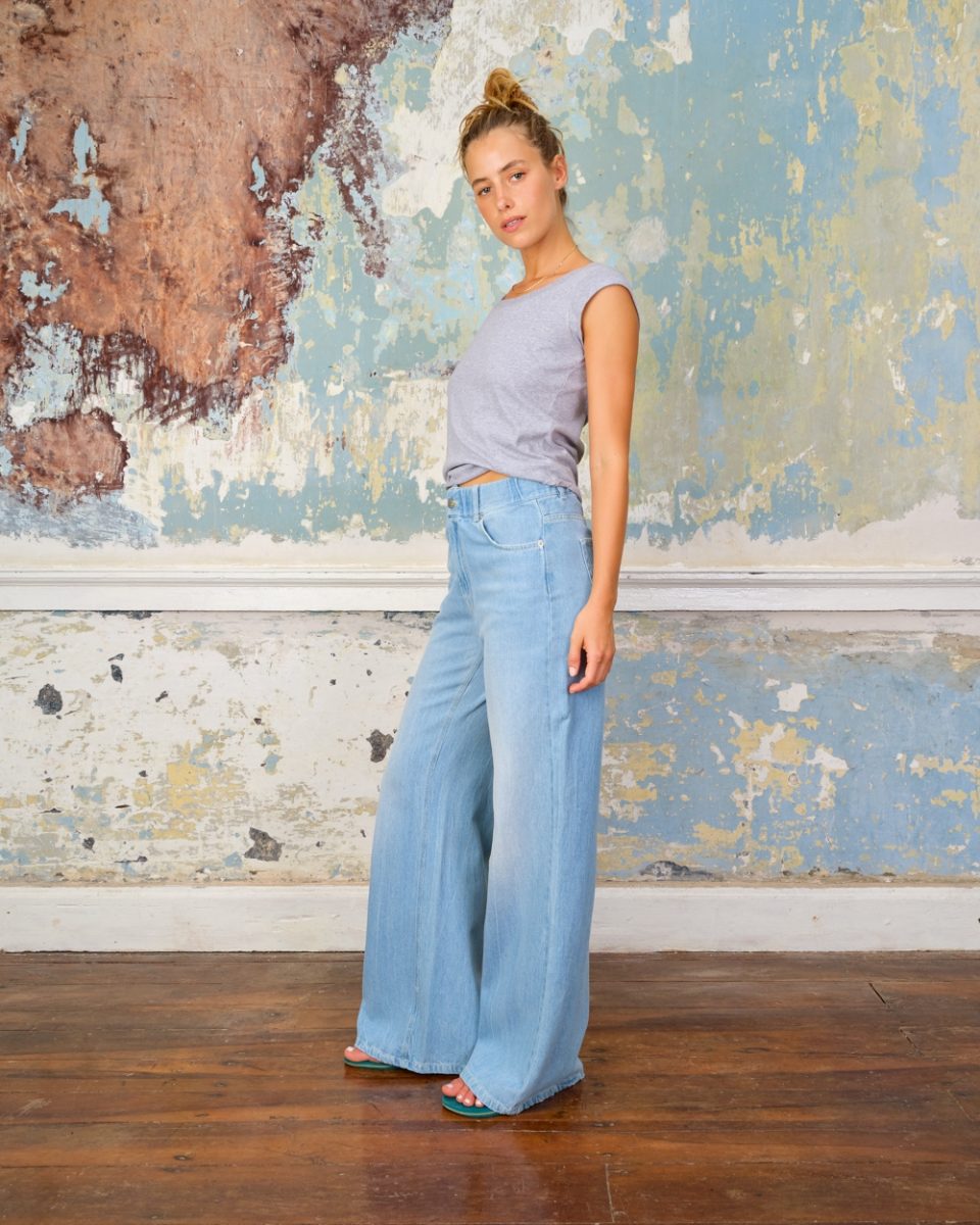 https://www.seamehappy.be/wp-content/uploads/2026/01/Sea-Me-Happy-Woody-Jeans-Soft-Touch-light-blue-side-9553-960x1200.jpg