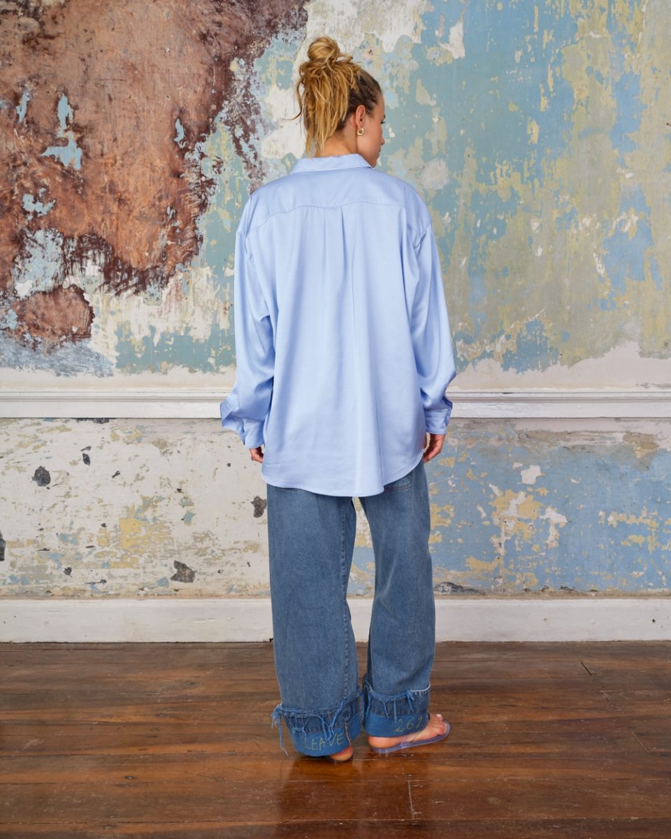 https://www.seamehappy.be/wp-content/uploads/2026/01/Sea-Me-Happy-harvey-Shirt-Satin-Crepe-light-blue-back-8981-960x1200.jpg