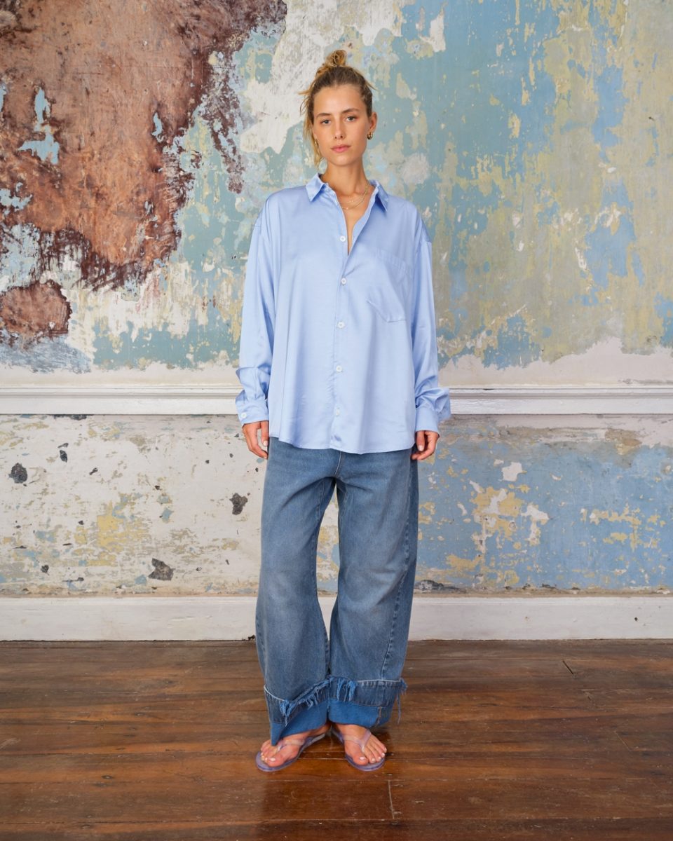 https://www.seamehappy.be/wp-content/uploads/2026/01/Sea-Me-Happy-harvey-Shirt-Satin-Crepe-light-blue-front-8982-960x1200.jpg
