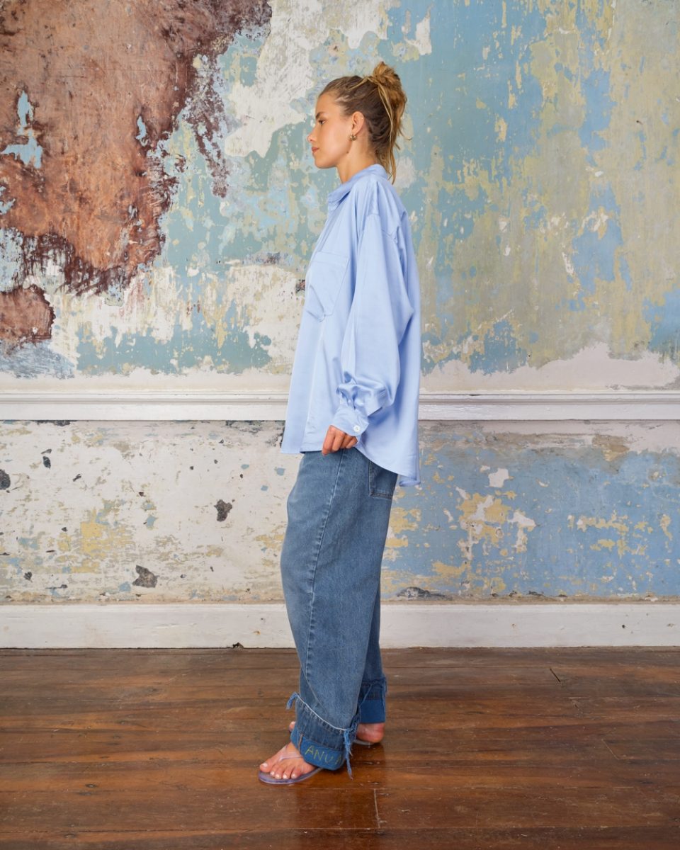 https://www.seamehappy.be/wp-content/uploads/2026/01/Sea-Me-Happy-harvey-Shirt-Satin-Crepe-light-blue-side-8983-960x1200.jpg