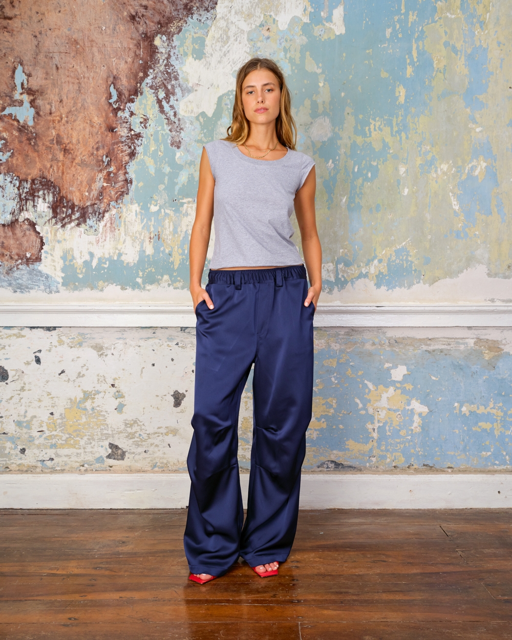 https://www.seamehappy.be/wp-content/uploads/2026/02/Sea-Me-Happy-Kaia-T-Shirt-grey-Chuck-Pants-Satin-Crepe-night-blue-front-8910.jpg