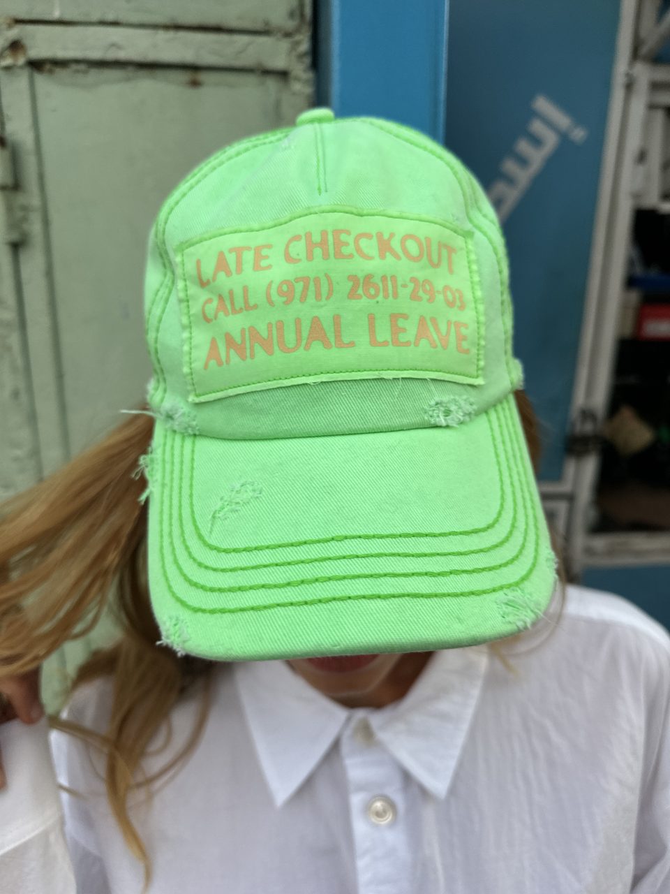 https://www.seamehappy.be/wp-content/uploads/2026/05/Sea-Me-Happy-Late-Check-out-Cap-neon-green-text-11173-960x1280.jpg