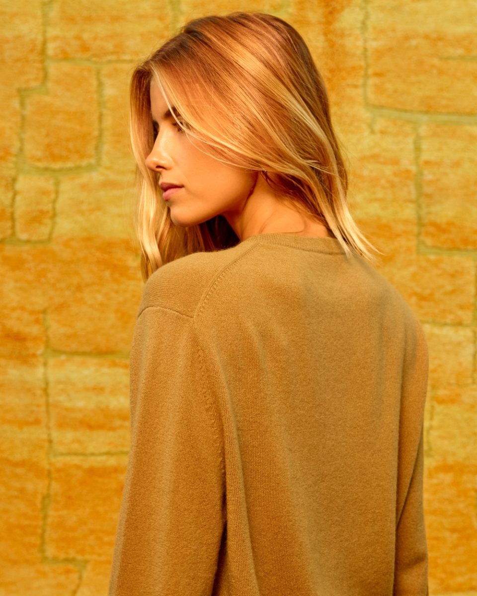 https://www.seamehappy.be/wp-content/uploads/2026/06/Sea-Me-Happy-Calvin-Crewneck-toffee-detail-11099-960x1200.jpg