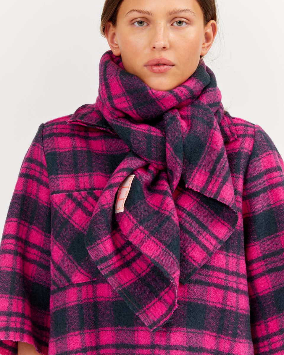 https://www.seamehappy.be/wp-content/uploads/2026/06/Sea-Me-Happy-Lexi-Scarf-Boiled-Wool-Plaid-Pink-Nightblue-closeup-2425-960x1200.jpg