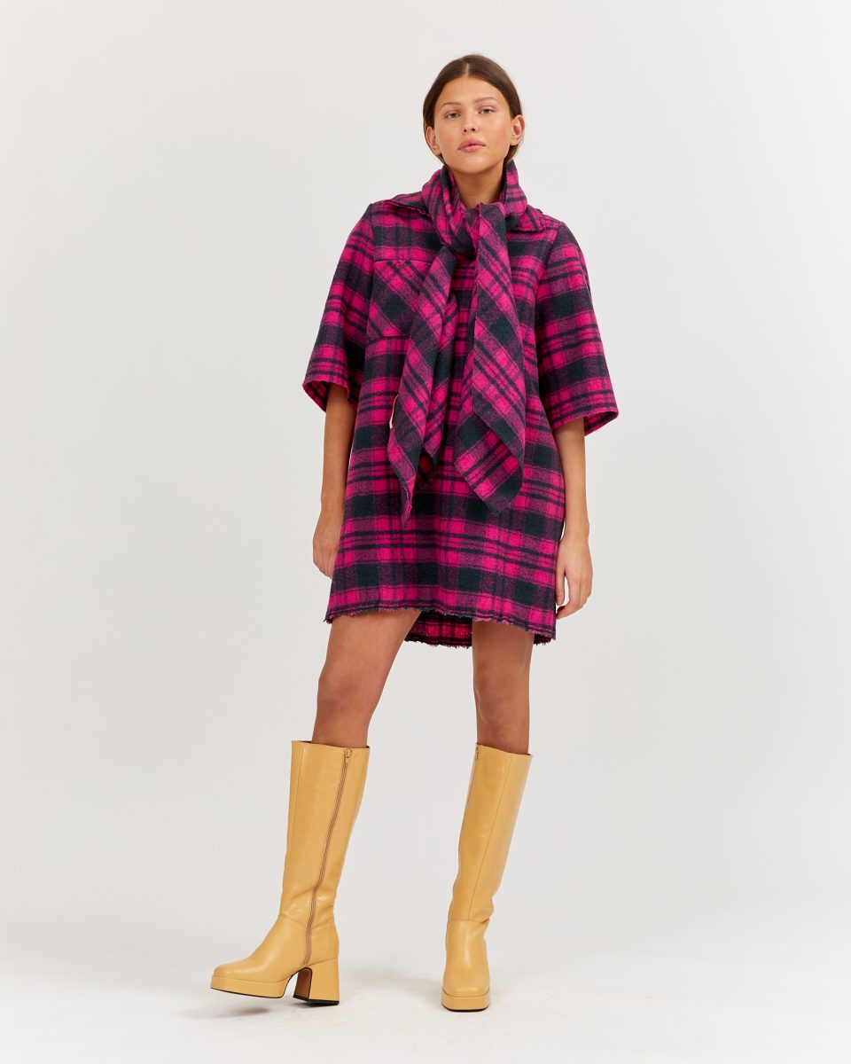 https://www.seamehappy.be/wp-content/uploads/2026/06/Sea-Me-Happy-Lexi-Scarf-Boiled-Wool-Plaid-Pink-Nightblue-front2-2424-960x1200.jpg