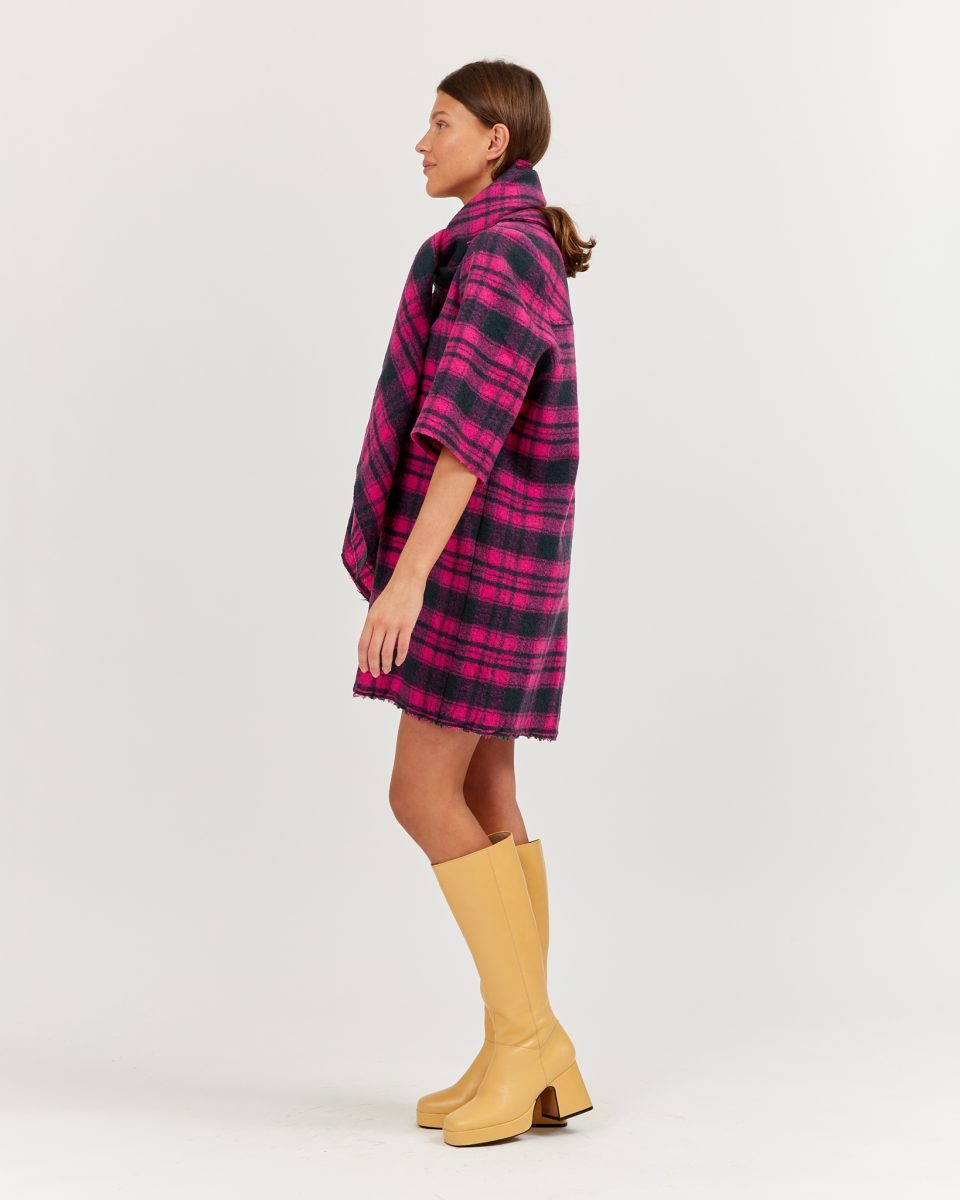 https://www.seamehappy.be/wp-content/uploads/2026/06/Sea-Me-Happy-Lexi-Scarf-Boiled-Wool-Plaid-Pink-Nightblue-side1-2426-960x1200.jpg