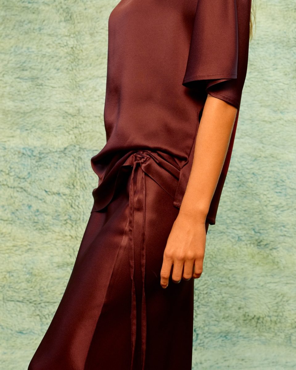 https://www.seamehappy.be/wp-content/uploads/2026/06/Sea-Me-Happy-Mercedes-Top-Satin-Crepe-coffee-bean-Yara-Skirt-Satin-Crepe-coffee-bean-det-10710-960x1200.jpg