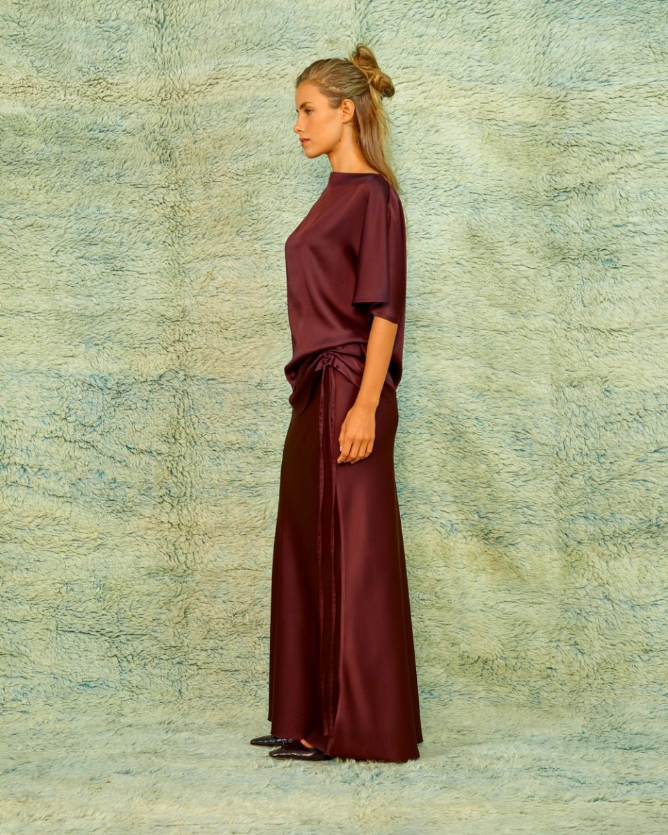https://www.seamehappy.be/wp-content/uploads/2026/06/Sea-Me-Happy-Mercedes-Top-Satin-Crepe-coffee-bean-Yara-Skirt-Satin-Crepe-coffee-bean-sid-10714-960x1200.jpg