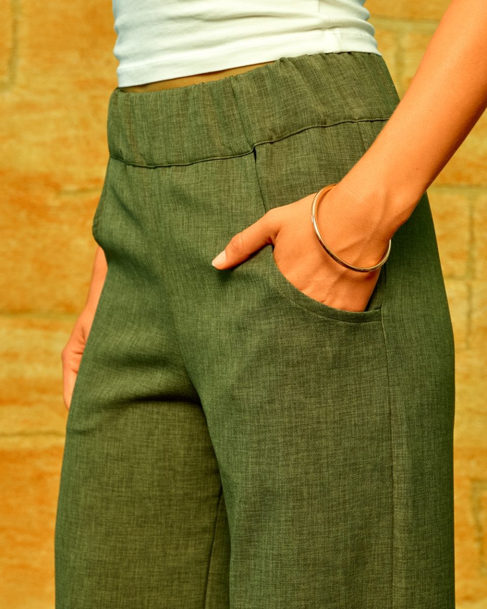https://www.seamehappy.be/wp-content/uploads/2026/06/Sea-Me-Happy-Super-Woody-Lush-khaki-detail-1-11114-960x1200.jpg